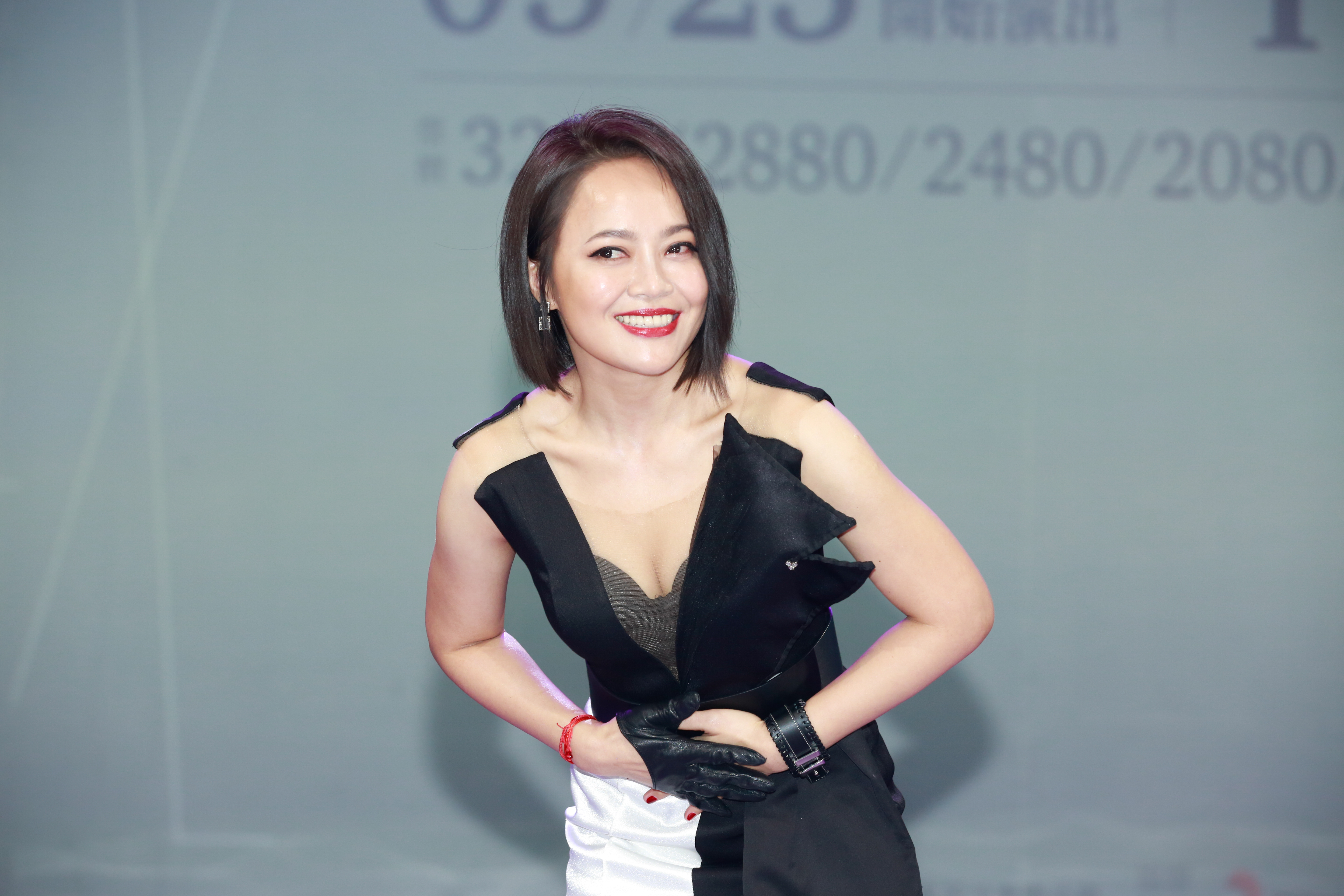 戴愛玲秀出事業線，自豪真材實料。