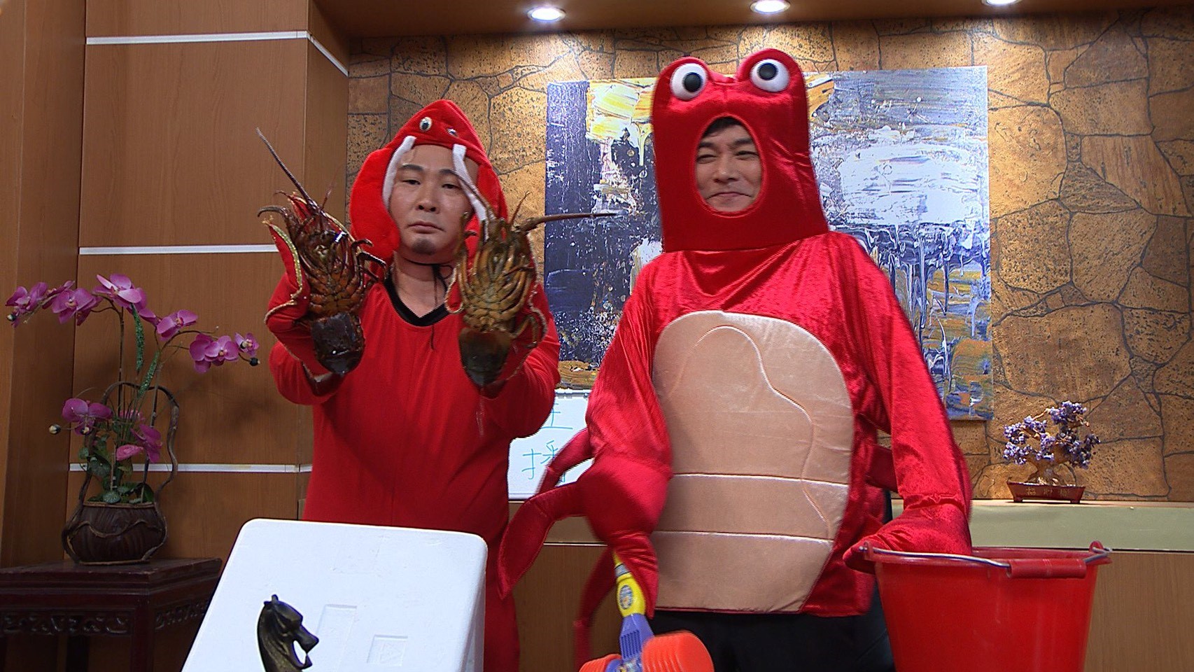 左起紅毛、王中皇穿龍蝦裝逗趣演出。（圖／民視提供）