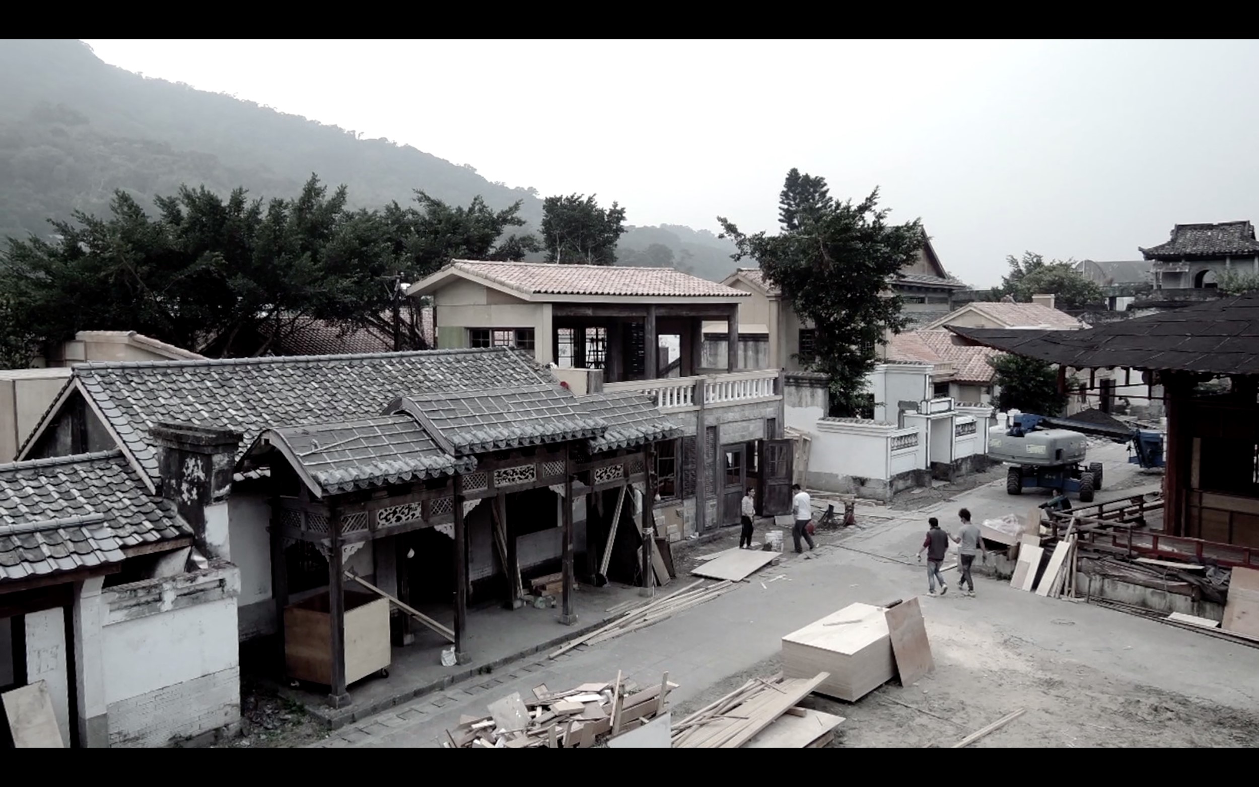 台北中影製片廠內的場地曾搭過《刺客聶隱娘》《沈默》等片場景，工班技術人員可按圖搭景。（中影八德提供）