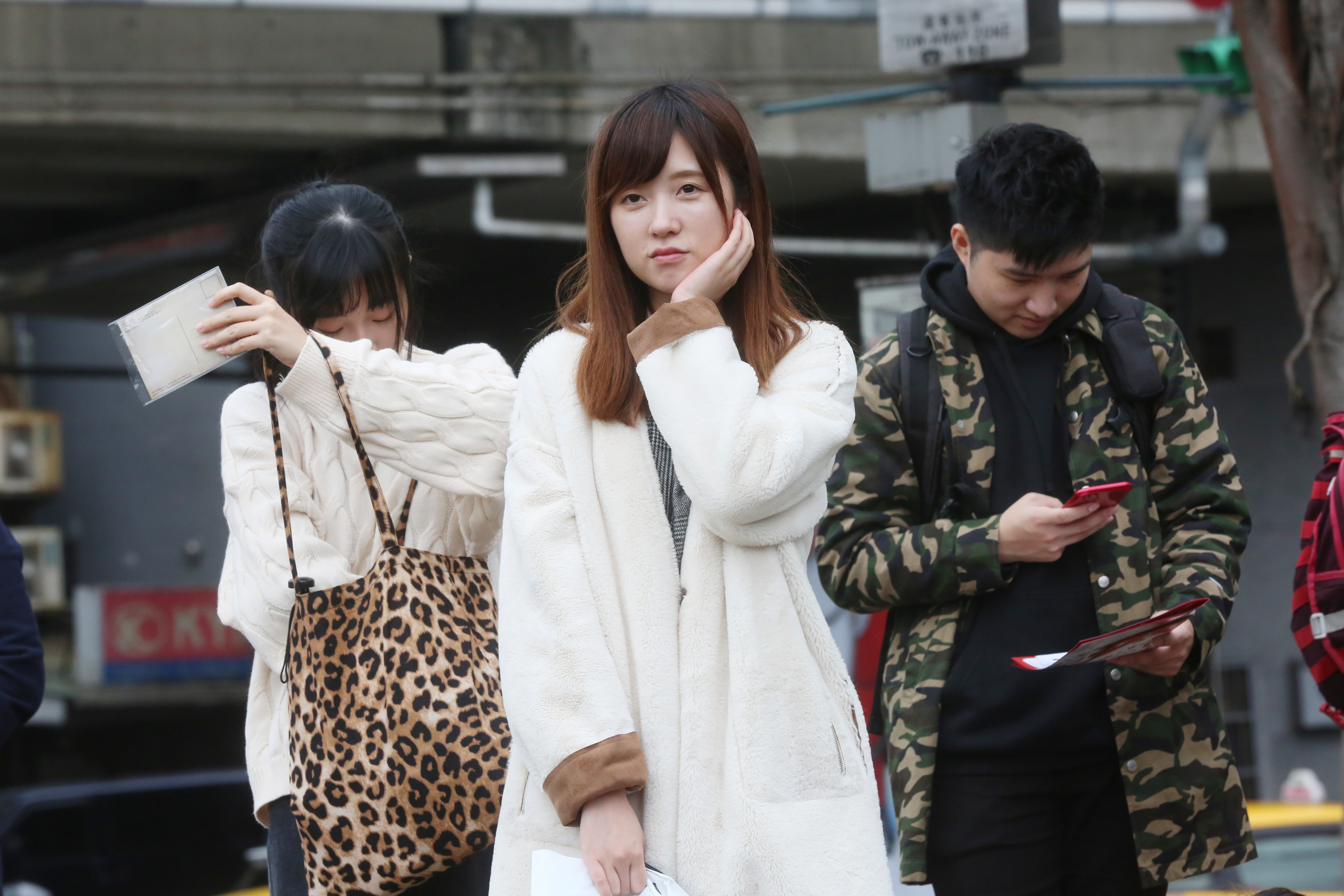 明天起逐漸回溫，但隨著週五東北季風增強，週末假日北部及東北部天氣轉涼。