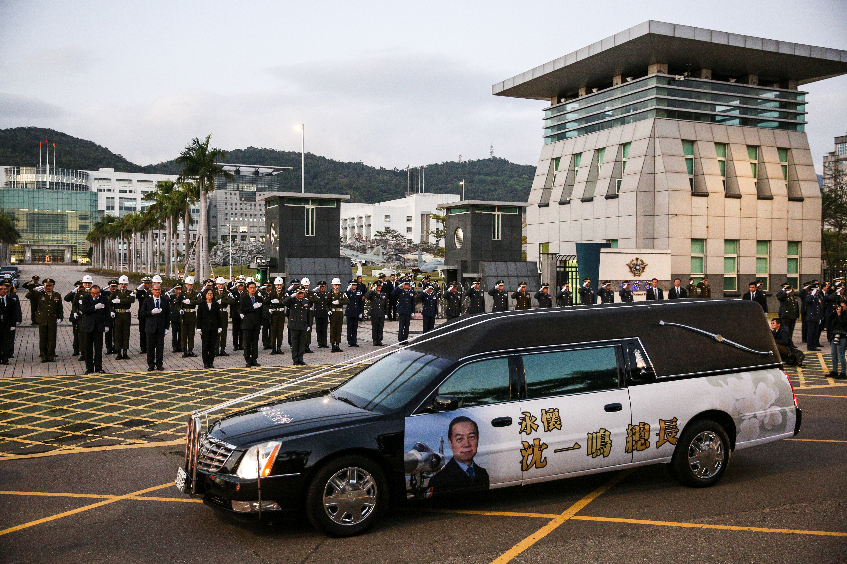 今年初黑鷹直升機墜毀事件，造成參謀總長沈一鳴等8名將士不幸罹難，昨日傍晚舉行殉職將士「移柩暨啟靈致敬」儀式。
