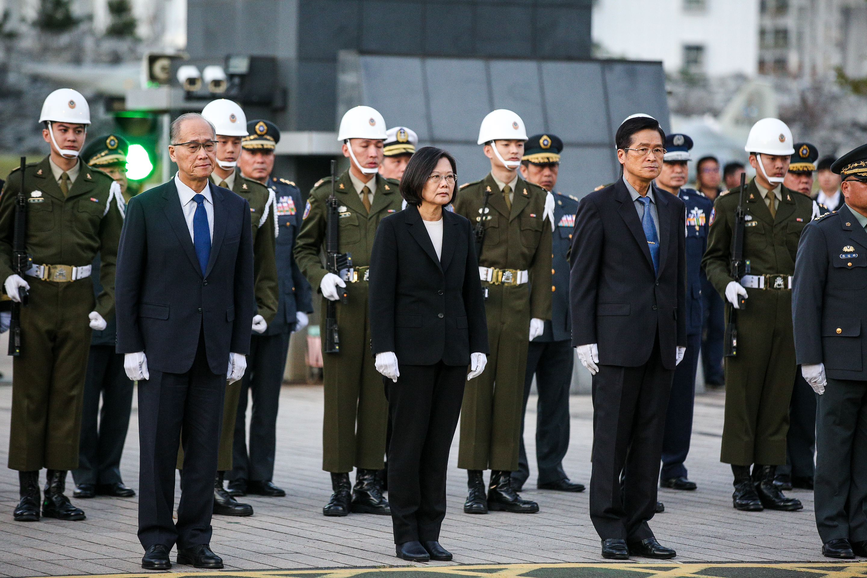 總統蔡英文下午也率領國安會祕書長李大維、國防部長嚴德發等官員，國防部前向靈車行禮致敬。