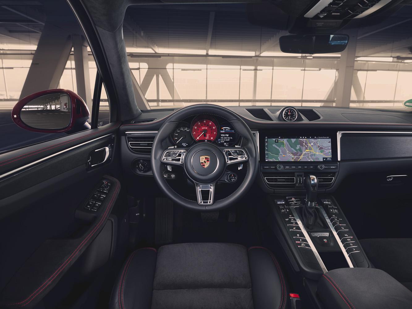 Macan GTS排檔桿與標配的多功能跑車方向盤採用皮革包覆。
