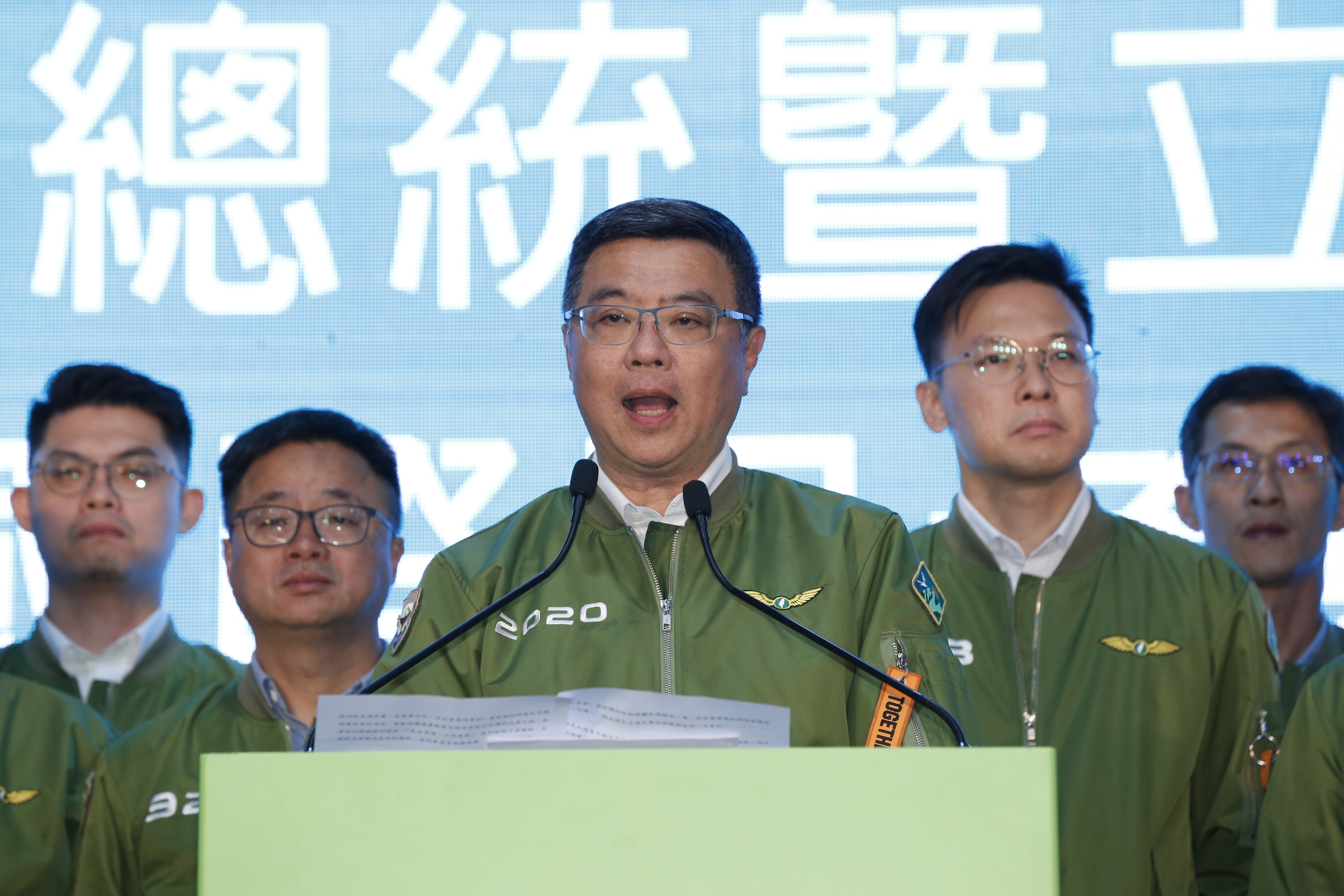 民進黨本週五將改辦「感恩餐會」，感謝黨工過去一整年為選戰付出的辛勞，圖為民進黨主席卓榮泰於勝選之夜致詞。