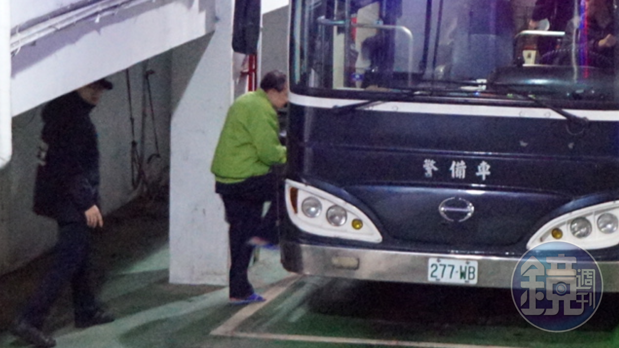 前太平洋電纜董事長孫道存獲准3,000萬交保，但他籌不出錢，步上囚車回看守所暫押。