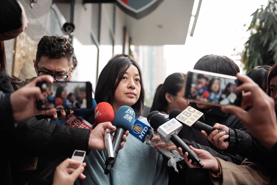 王婉諭與律師一同前往內湖分局西湖派出，並向王姓女網友等人提出告訴。（翻攝自王婉諭臉書）