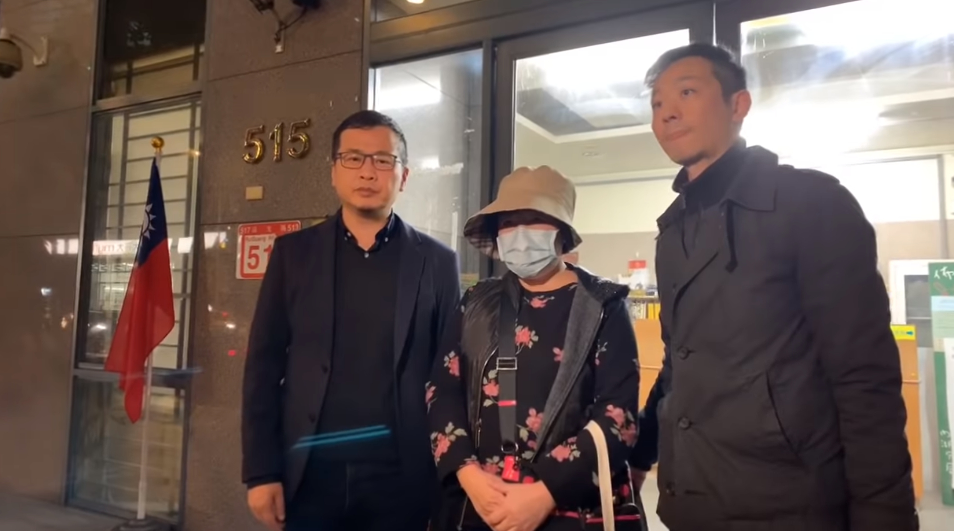 王姓女網在台北市議員羅智強陪同下，現身派出所應訊，她也對著鏡頭鞠躬道歉，並坦承自己是一時情緒發洩，才會在臉書說出這些不當言論。（翻攝自戰神94強YouTube頻道）