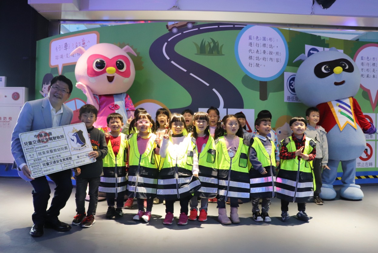 交通部次長黃玉霖頒發兒童駕照。（中華車會提供）