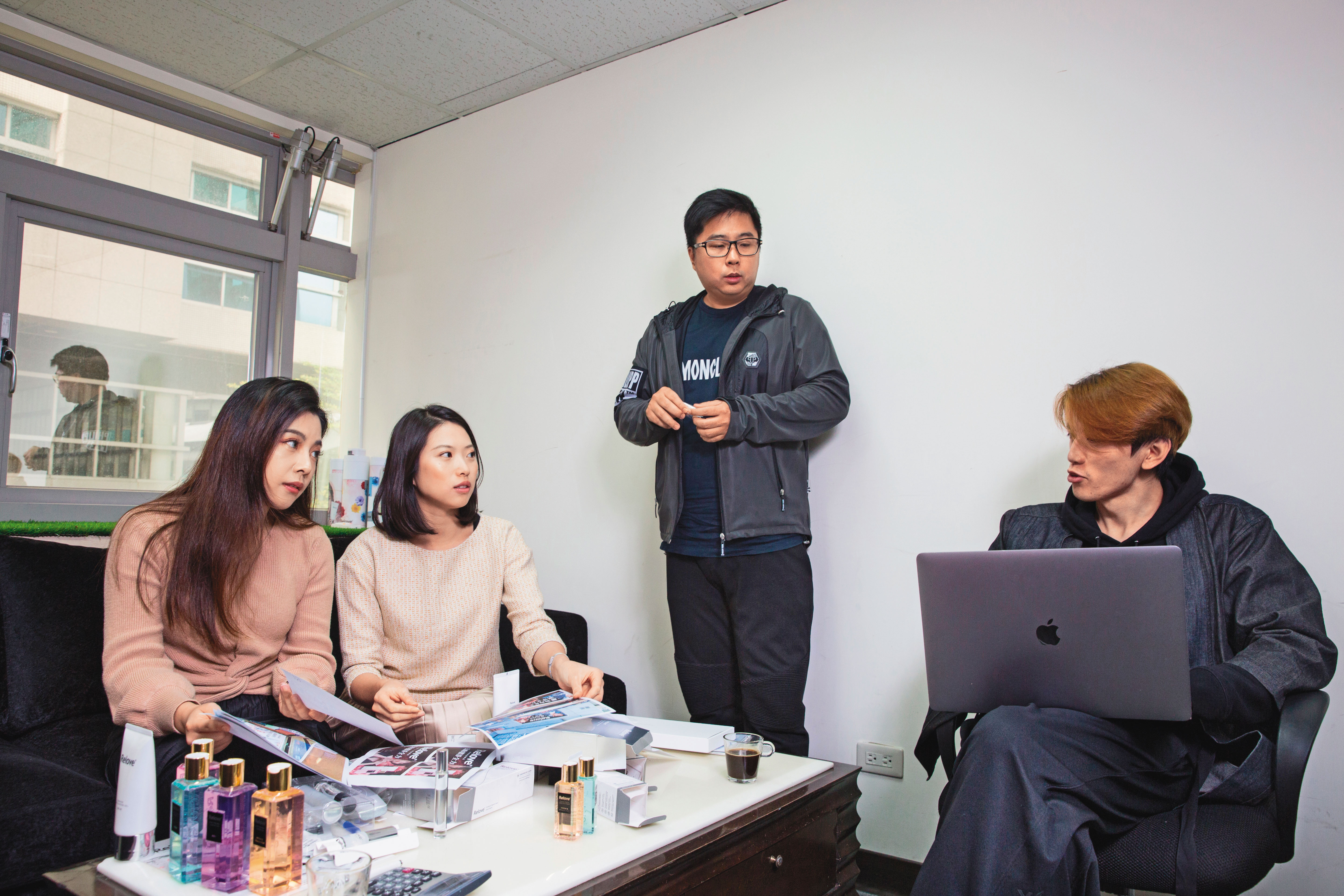 卓煜騰帶領的團隊很年輕，數據分析營運長陳弘騫（右一）才28歲，熟稔網路行銷。曾是長榮空姐的未婚妻（左一）與品牌公關（左二），則負責產品形象。