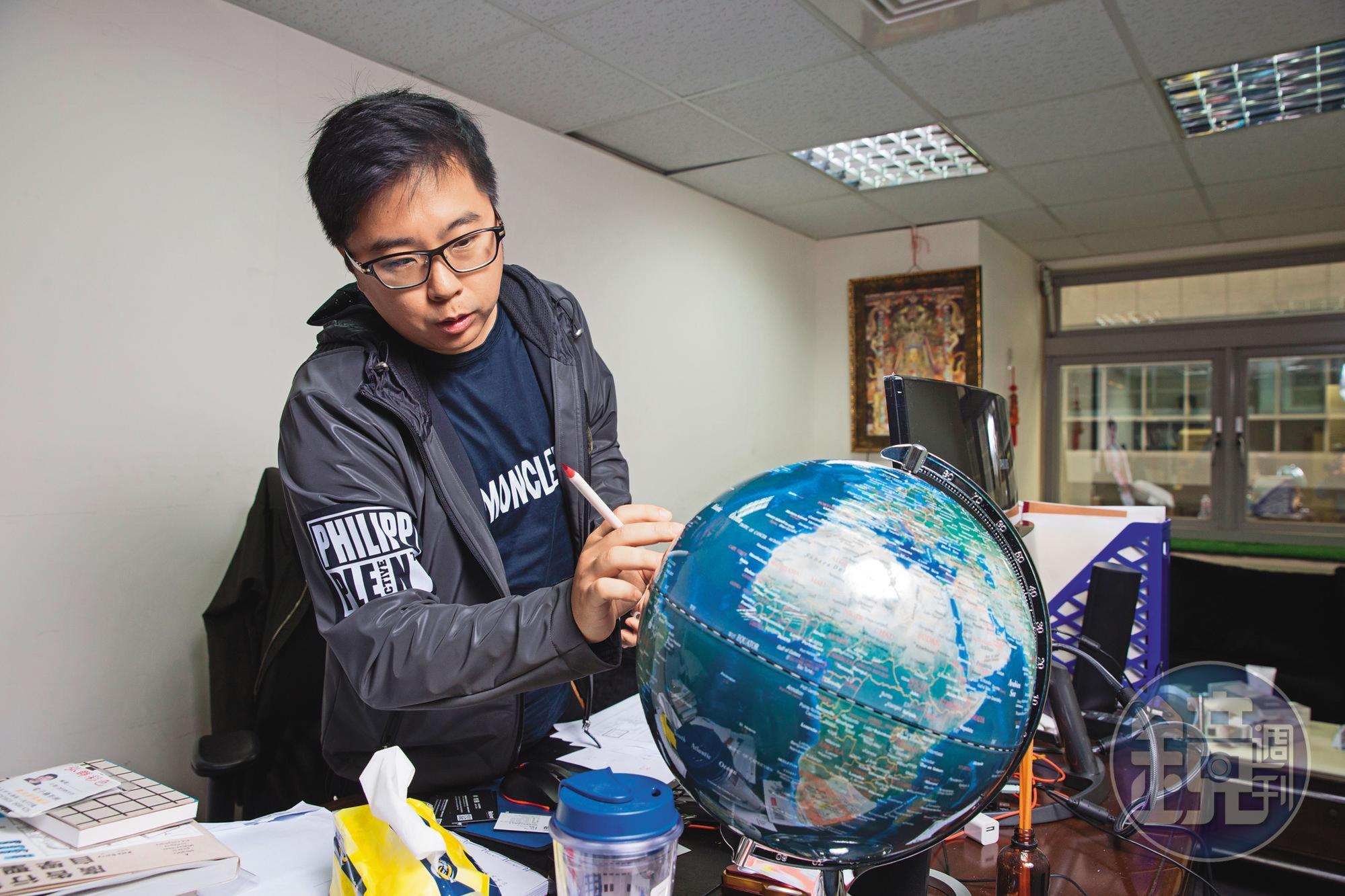 不喜歡受學校制約的卓煜騰,最喜歡旅遊碰撞靈感。他的事業也已布局香港、星馬,希望能讓台灣品牌站上國際。
