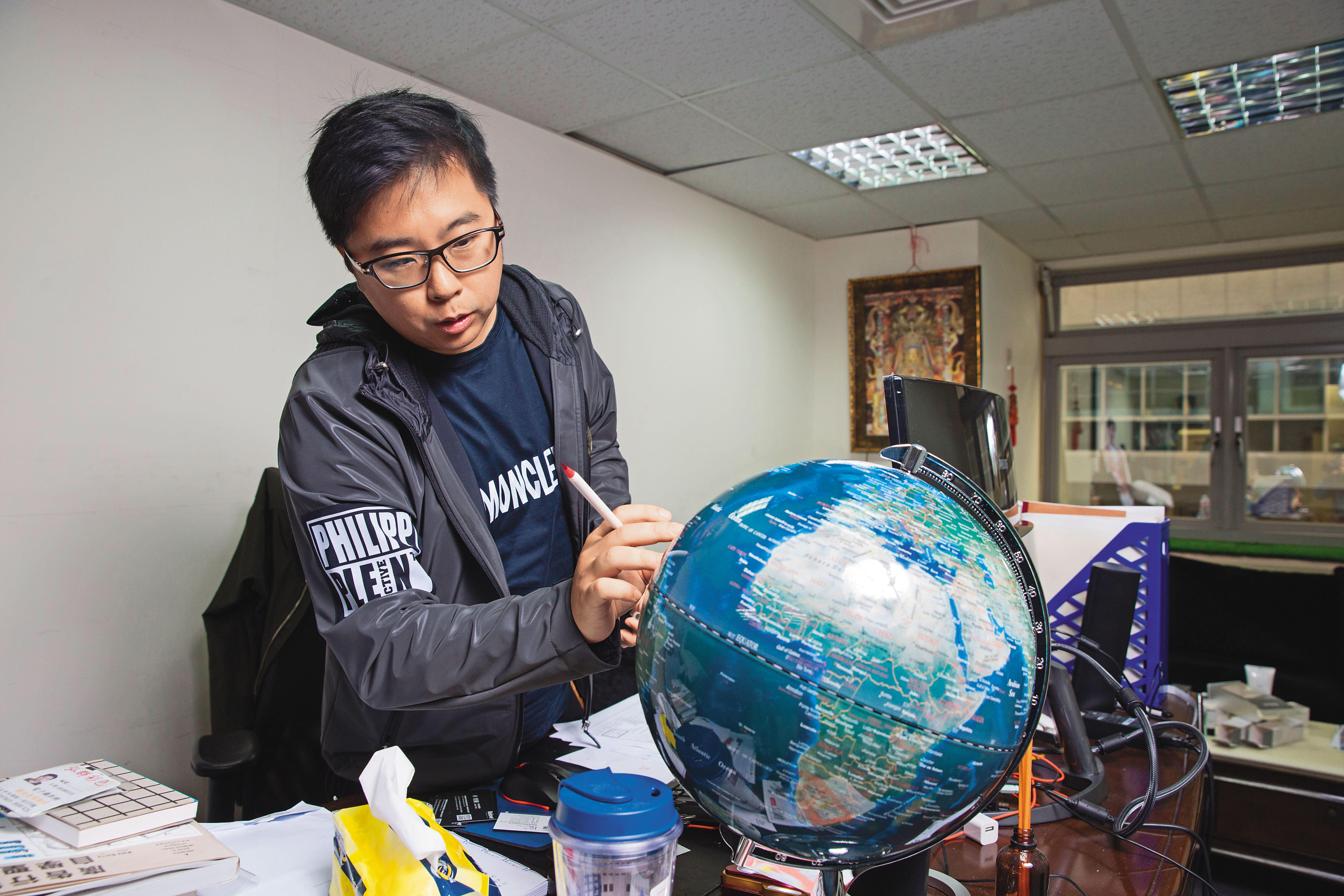 不喜歡受學校制約的卓煜騰，最喜歡旅遊碰撞靈感。他的事業也已布局香港、星馬，希望能讓台灣品牌站上國際。