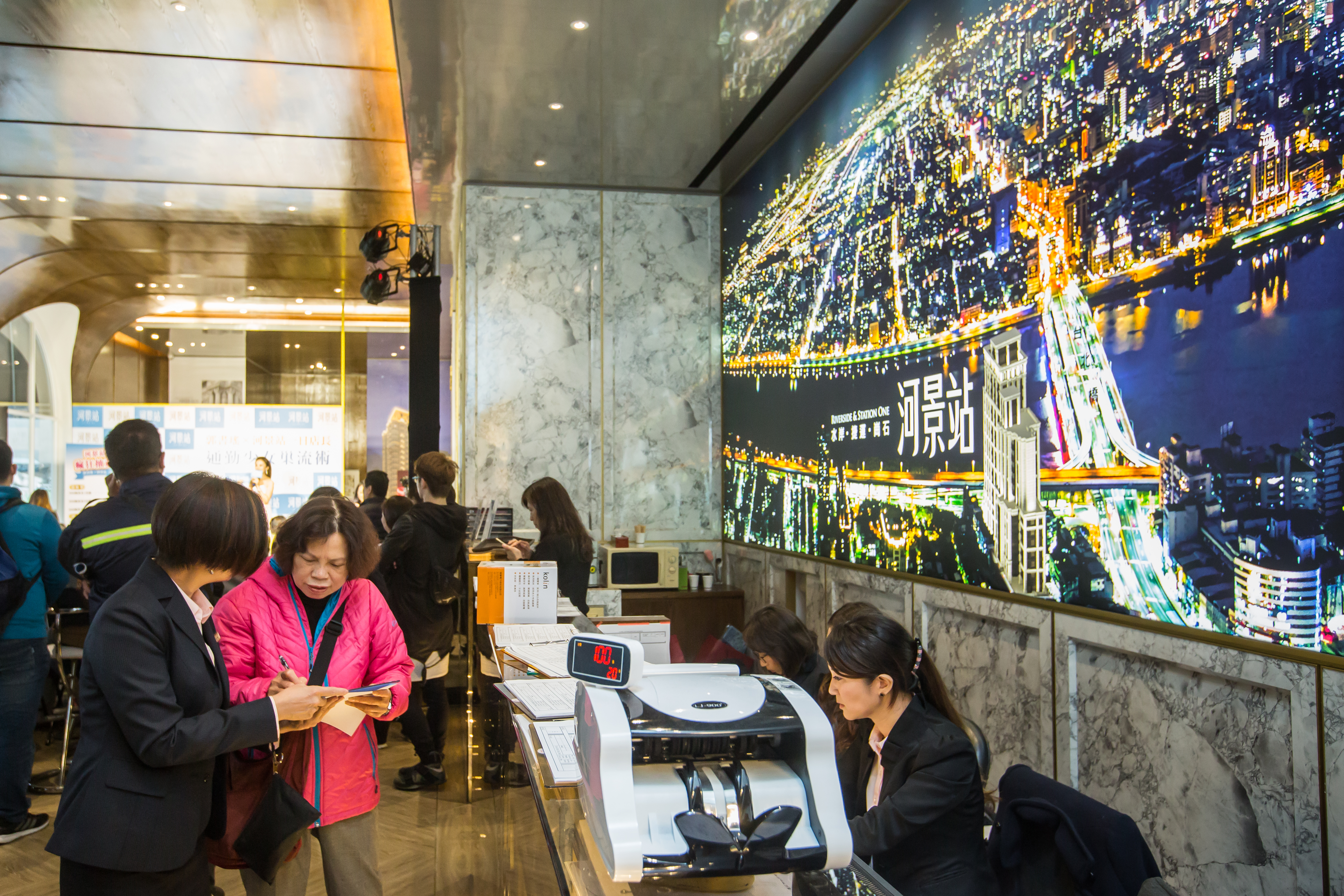 房市出現緩步回溫的訊號,2019年的全台買賣移轉棟數有望創下近5年新高。