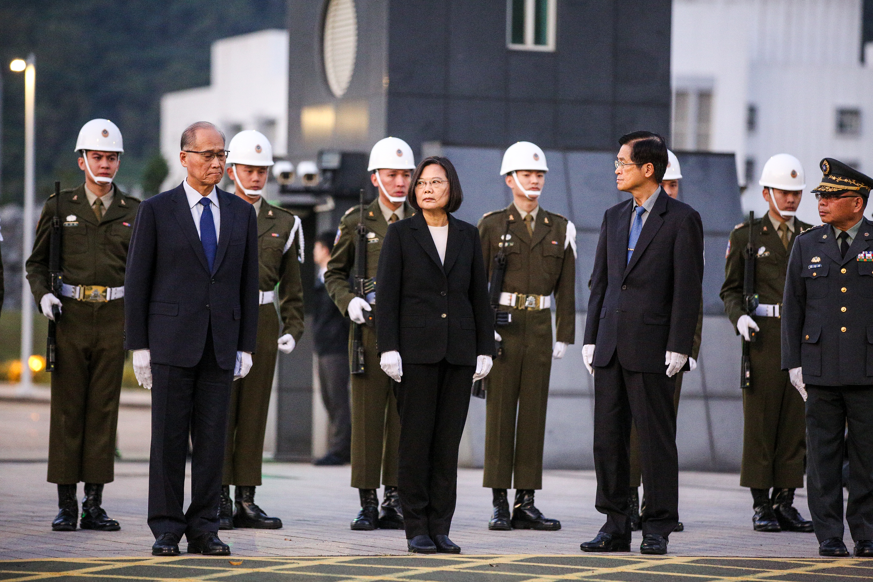 蔡英文今日在聯合公祭追晉殉職將士，同時也宣布3項國軍加給；圖為昨日黑鷹將士移柩。