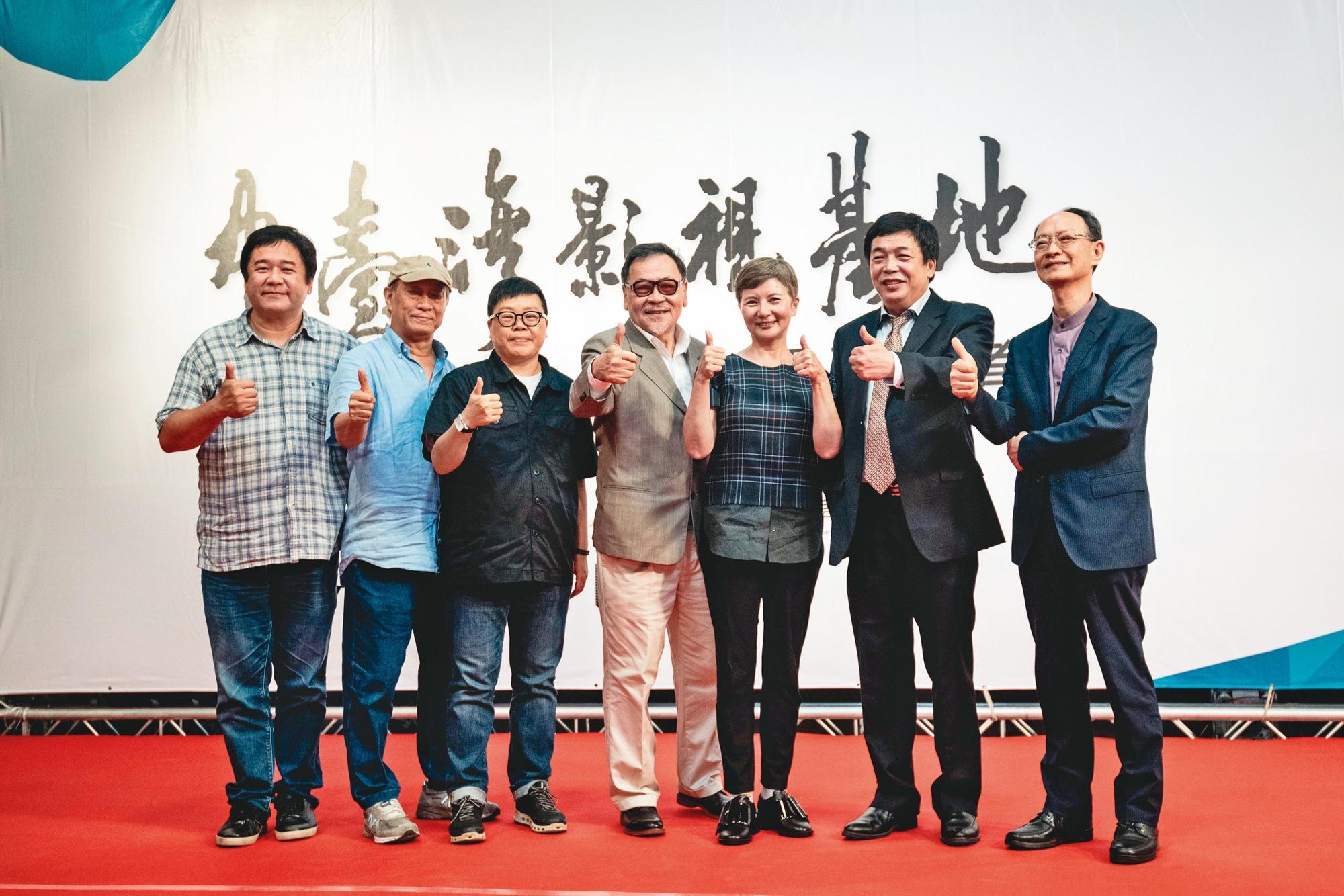 中台灣影視基地去年7月底正式開幕，影人齊聚祝賀，左起為瞿友寧、廖慶松、葉如芬、王童、李烈、林坤煌、李天礢。（中影八德提供）