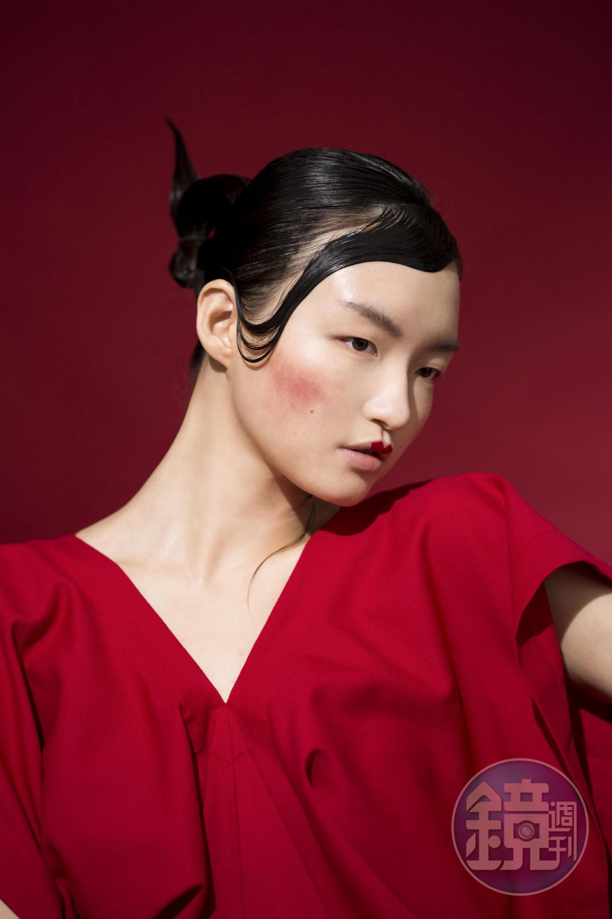 紅色抓皺洋裝 NT$62,400 by ISSEY MIYAKE