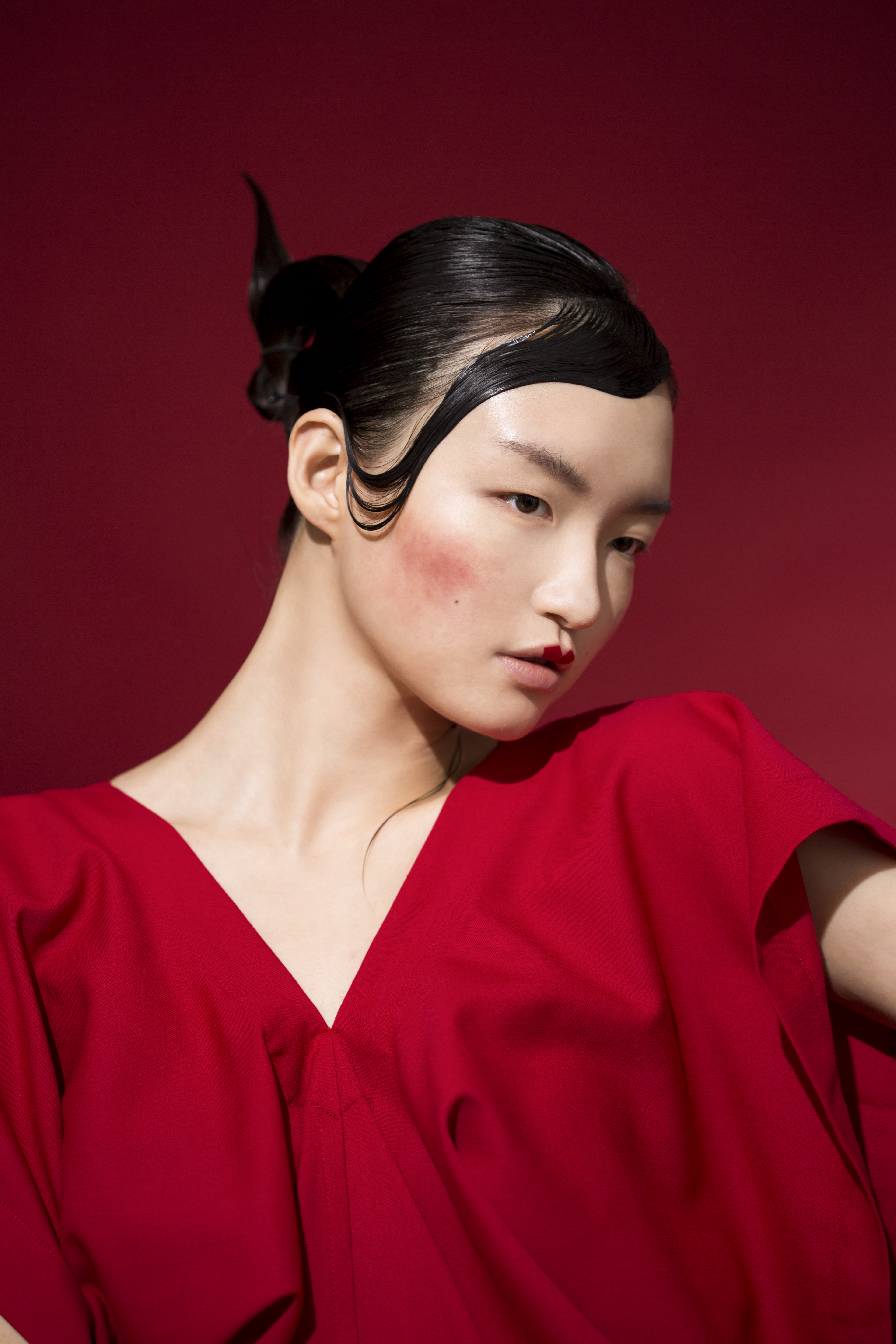 紅色抓皺洋裝 NT$62,400 by ISSEY MIYAKE