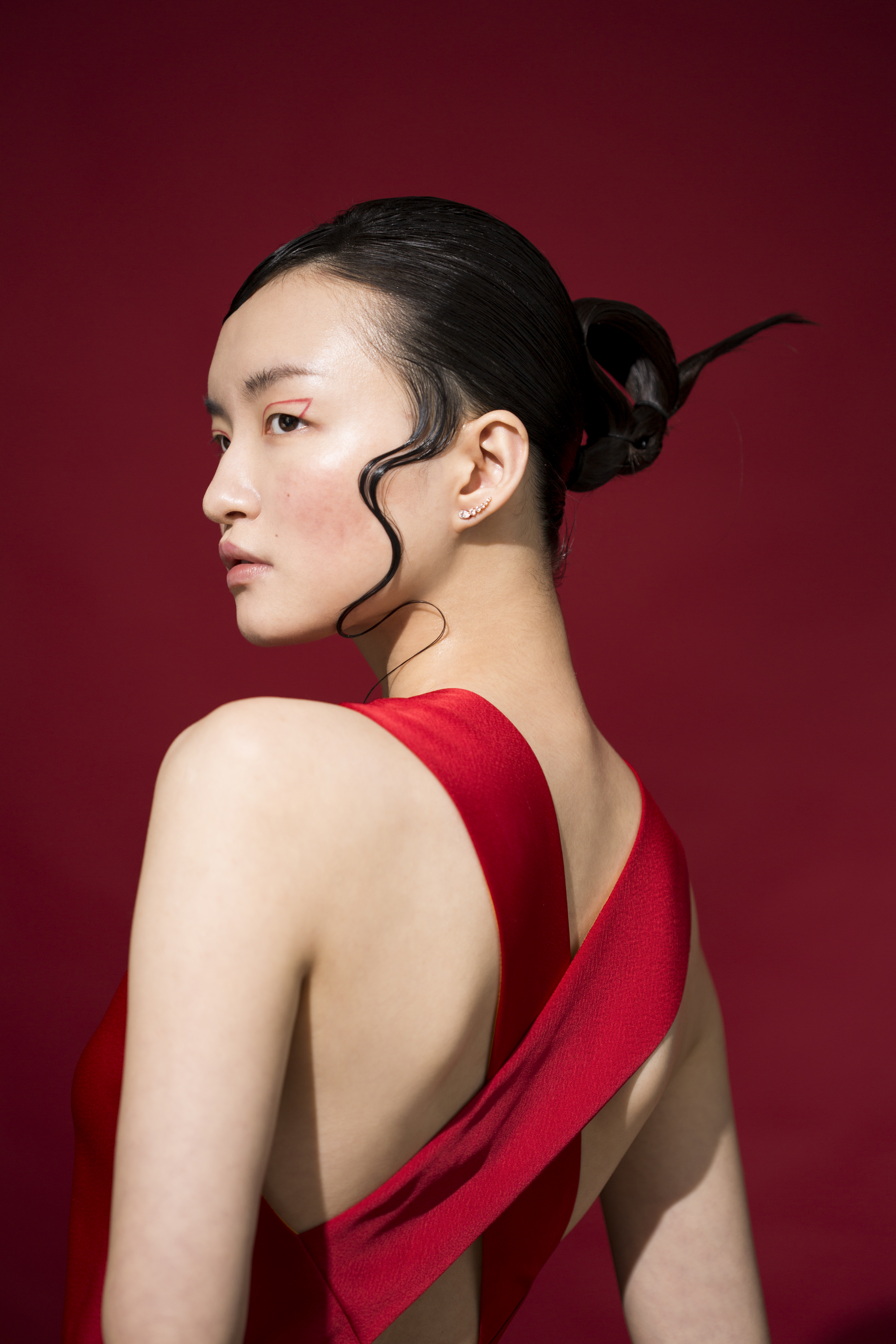 紅色深V背後交叉禮服 NT$42,800 by PAUL SMITH MOONSUN/穿孔耳環 NT$4,490 by SWAROVSKI