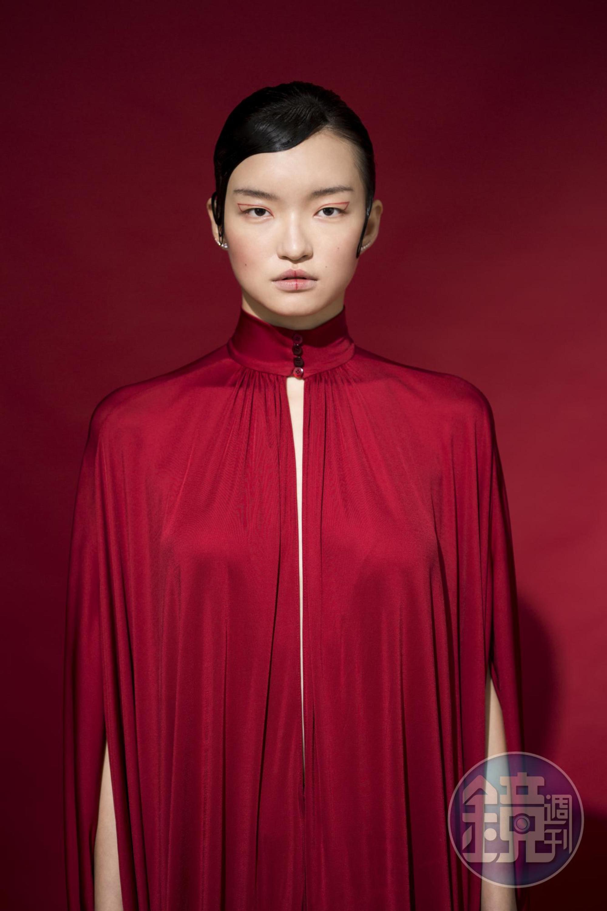 斗篷式紅色洋裝 價格店洽 by VALENTINO MOONSUN/穿孔耳環 NT$4,490 by SWAROVSKI