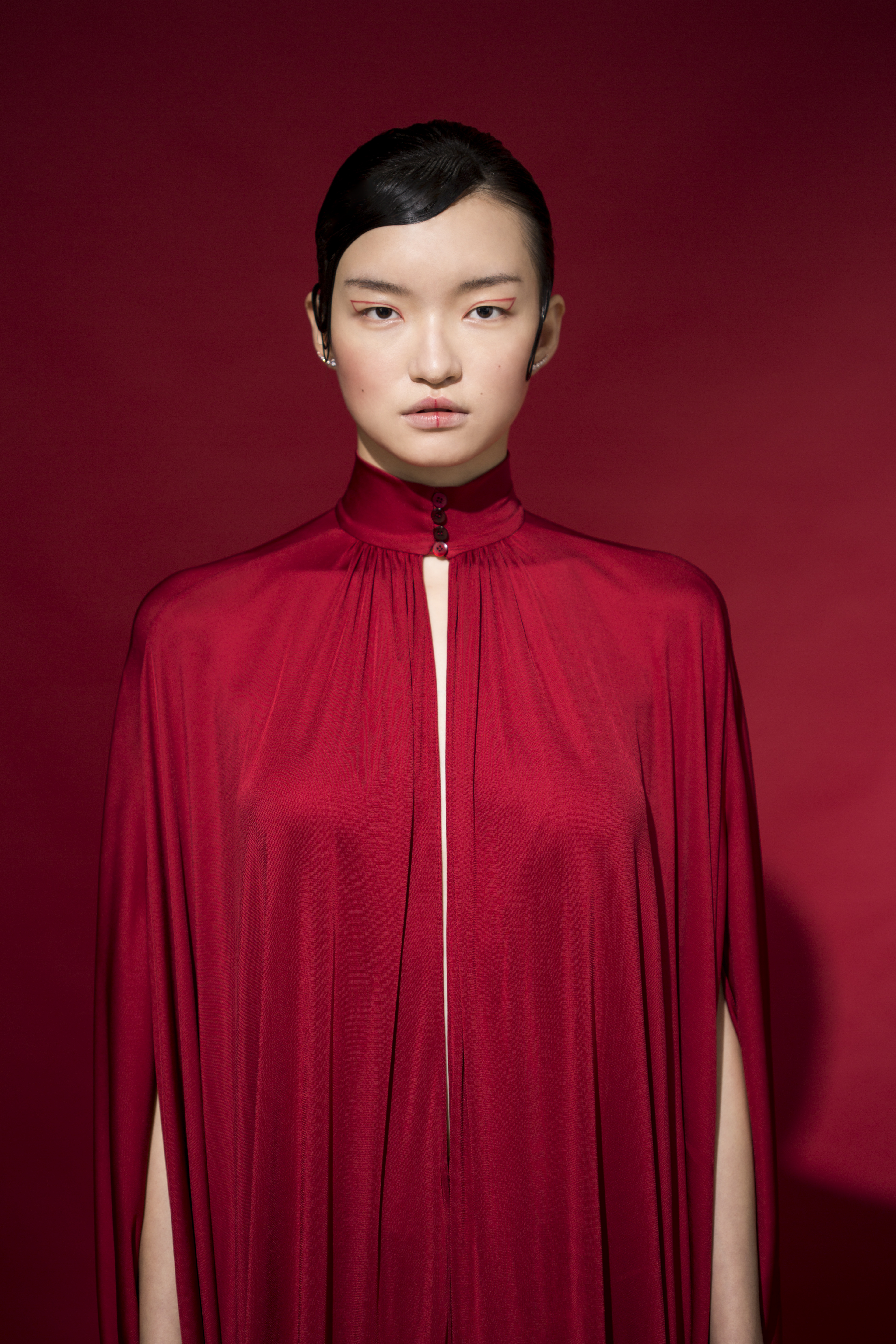 斗篷式紅色洋裝 價格店洽 by VALENTINO MOONSUN/穿孔耳環 NT$4,490 by SWAROVSKI