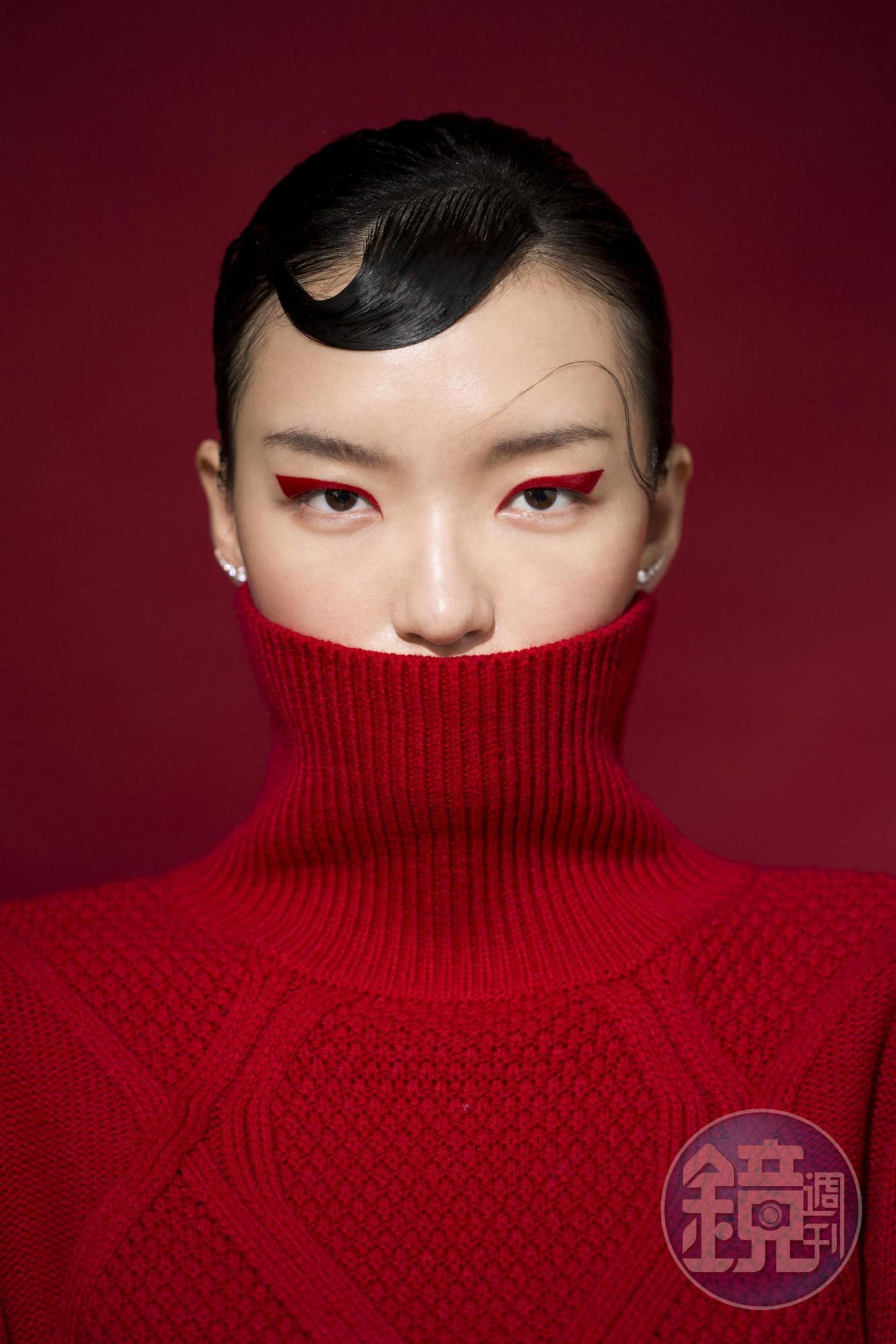 紅色針織高領毛衣 NT$1,499 by H&M/MOONSUN 穿孔耳環 NT$4,490 by SWAROVSKI