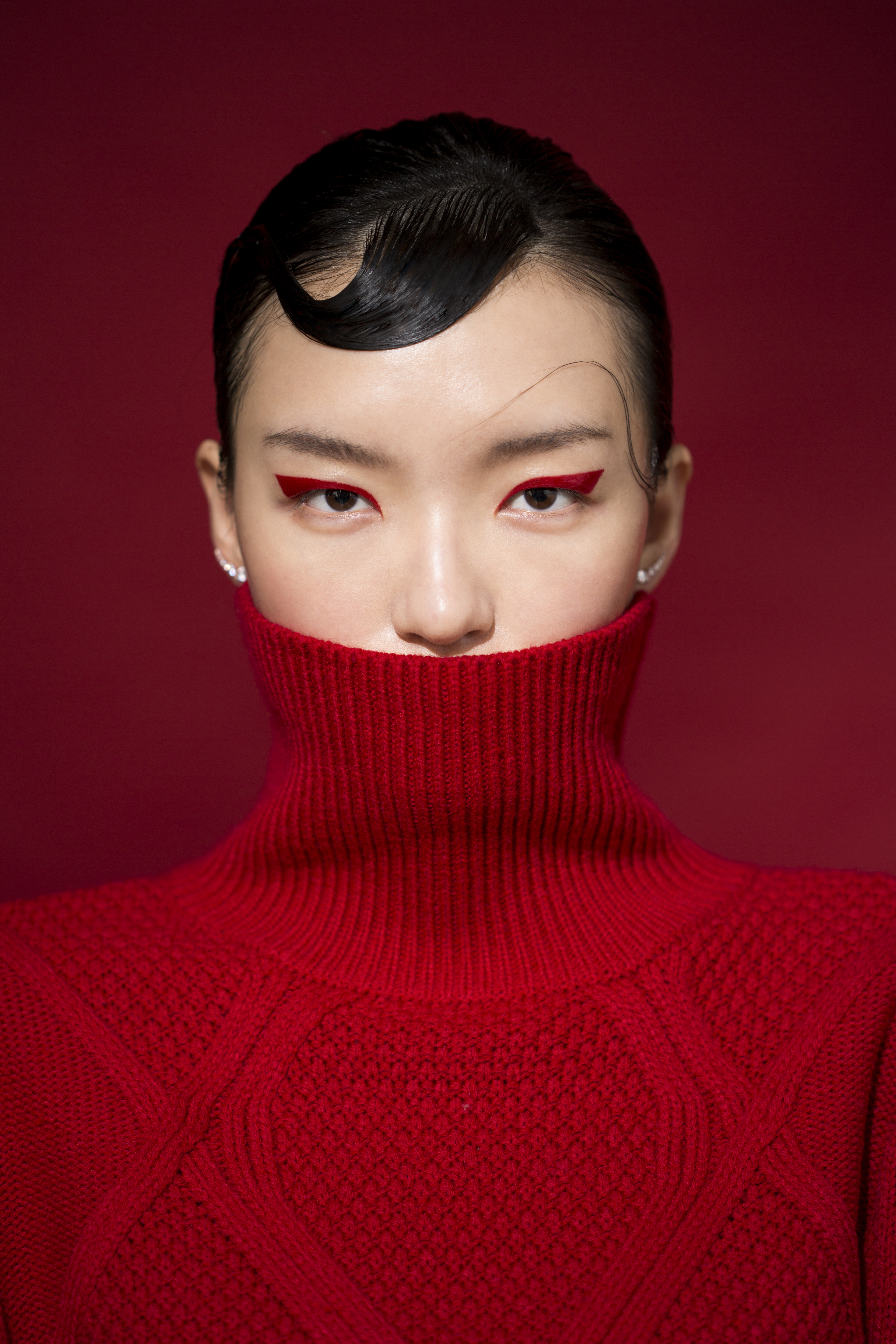 紅色針織高領毛衣 NT$1,499 by H&M/MOONSUN 穿孔耳環 NT$4,490 by SWAROVSKI