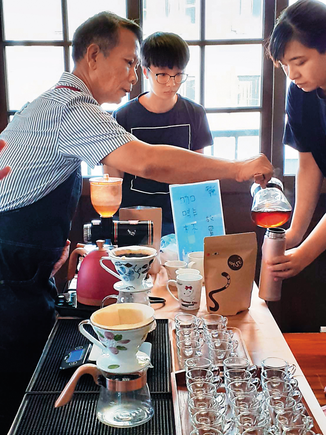 以咖啡為事業後，王中和（左）開始到處喝咖啡、參加咖啡節活動。