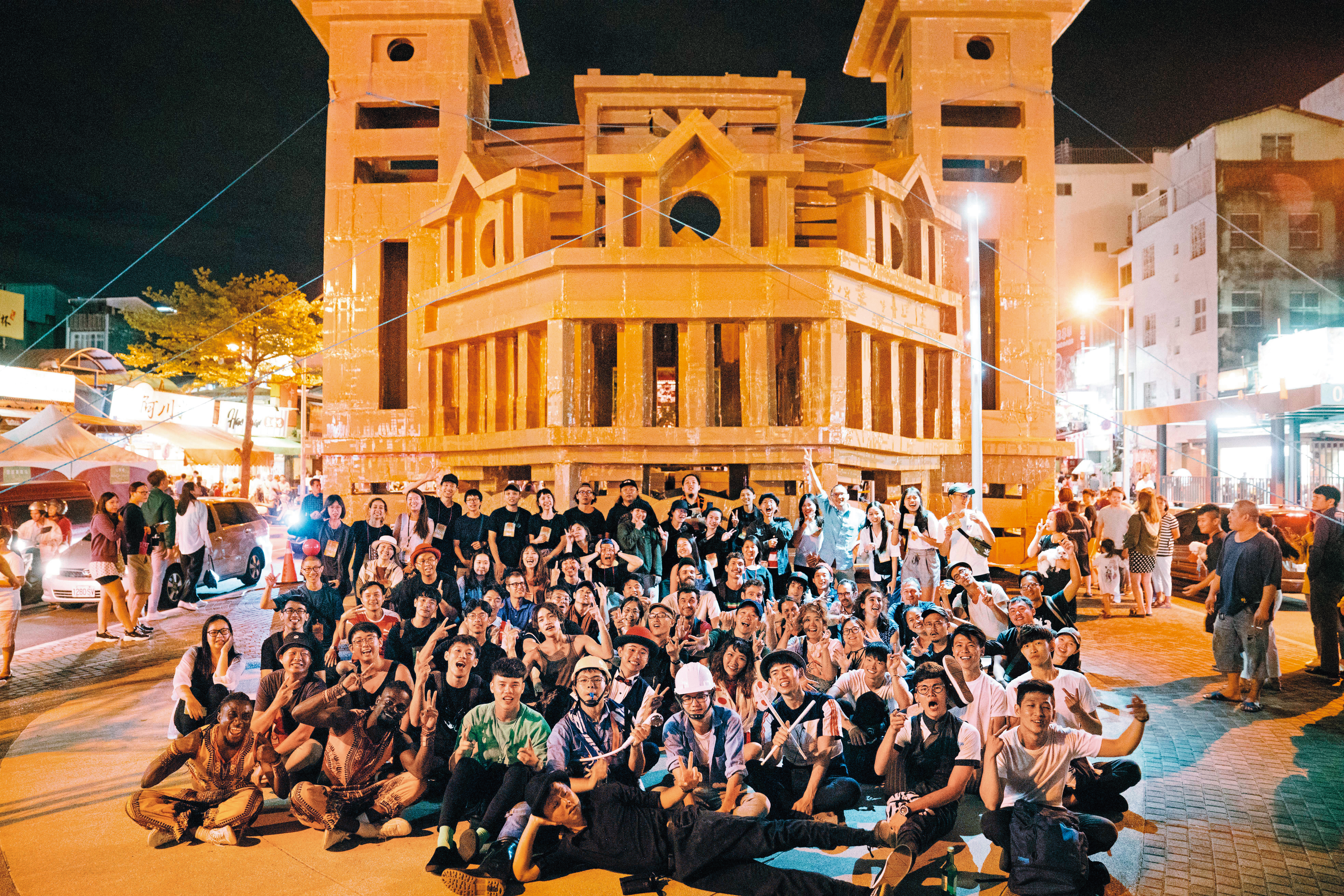 街頭藝術節中，以紙箱搭建的臺南郵便局，喚起許多臺南人的過往記憶。（臺南市政府文化局提供）