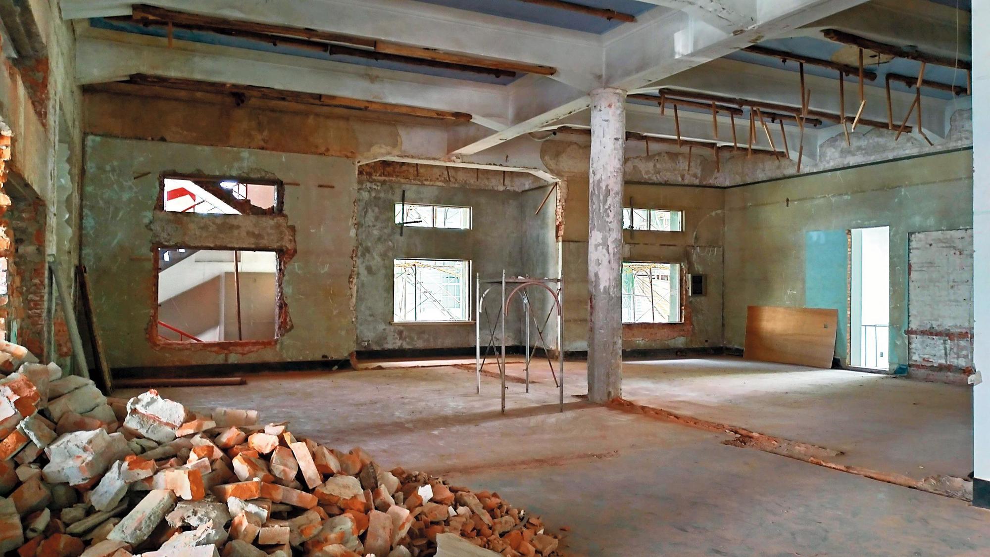 「原臺南州會」後期加蓋建築陸續拆除後，覆蓋半世紀的舊時樣貌逐漸浮現。（臺南市文化資產管理處提供）