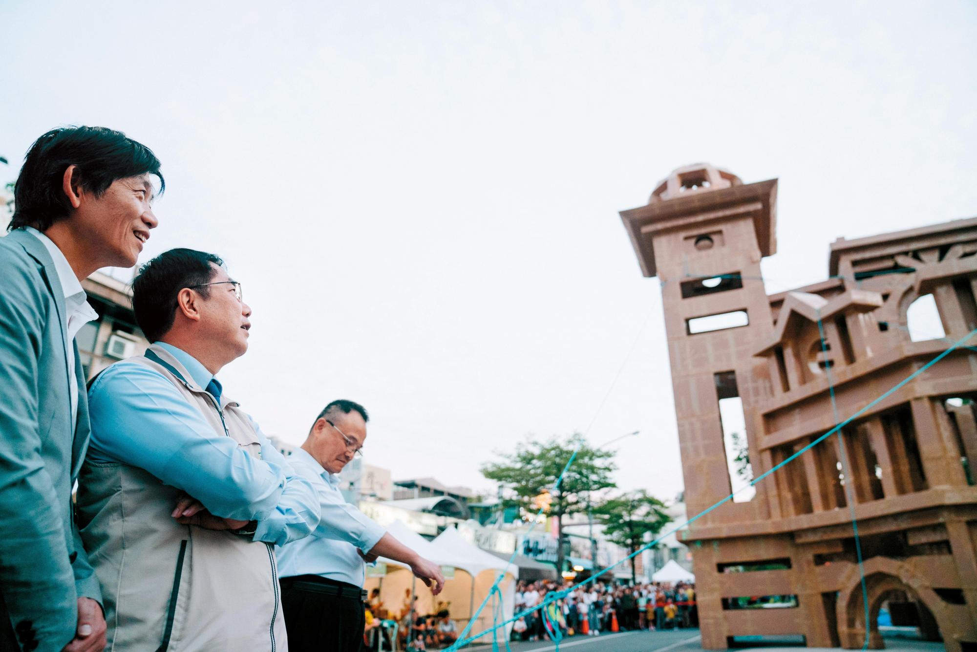 市長黃偉哲（中）也參與了紙箱臺南郵便局的推倒儀式，和民眾一起創造集體新回憶。（臺南市政府文化局提供）