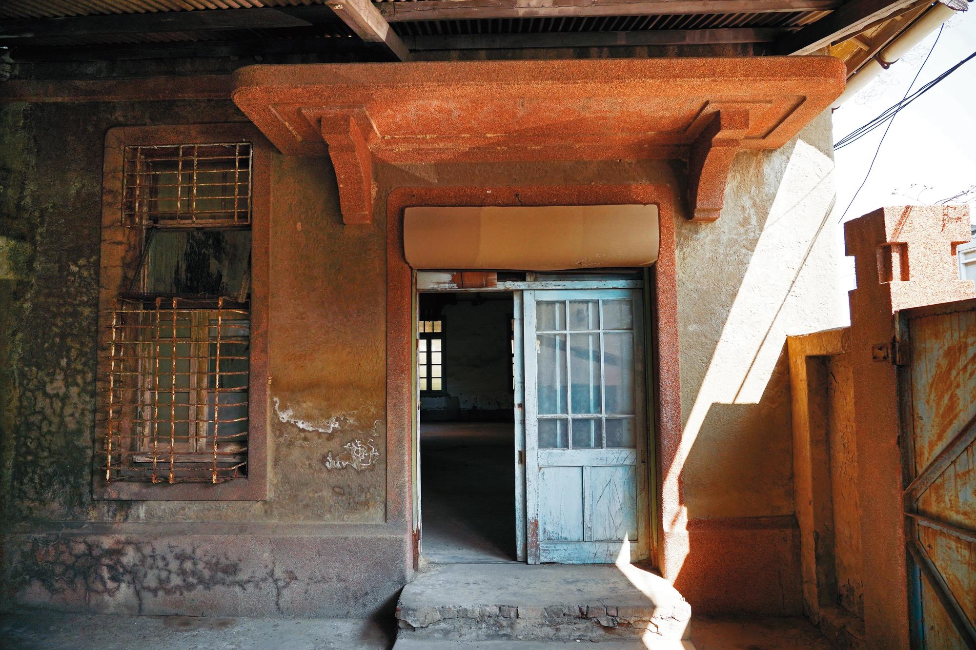 側邊也能見到以褐色洗石子形成的門框與窗框。
