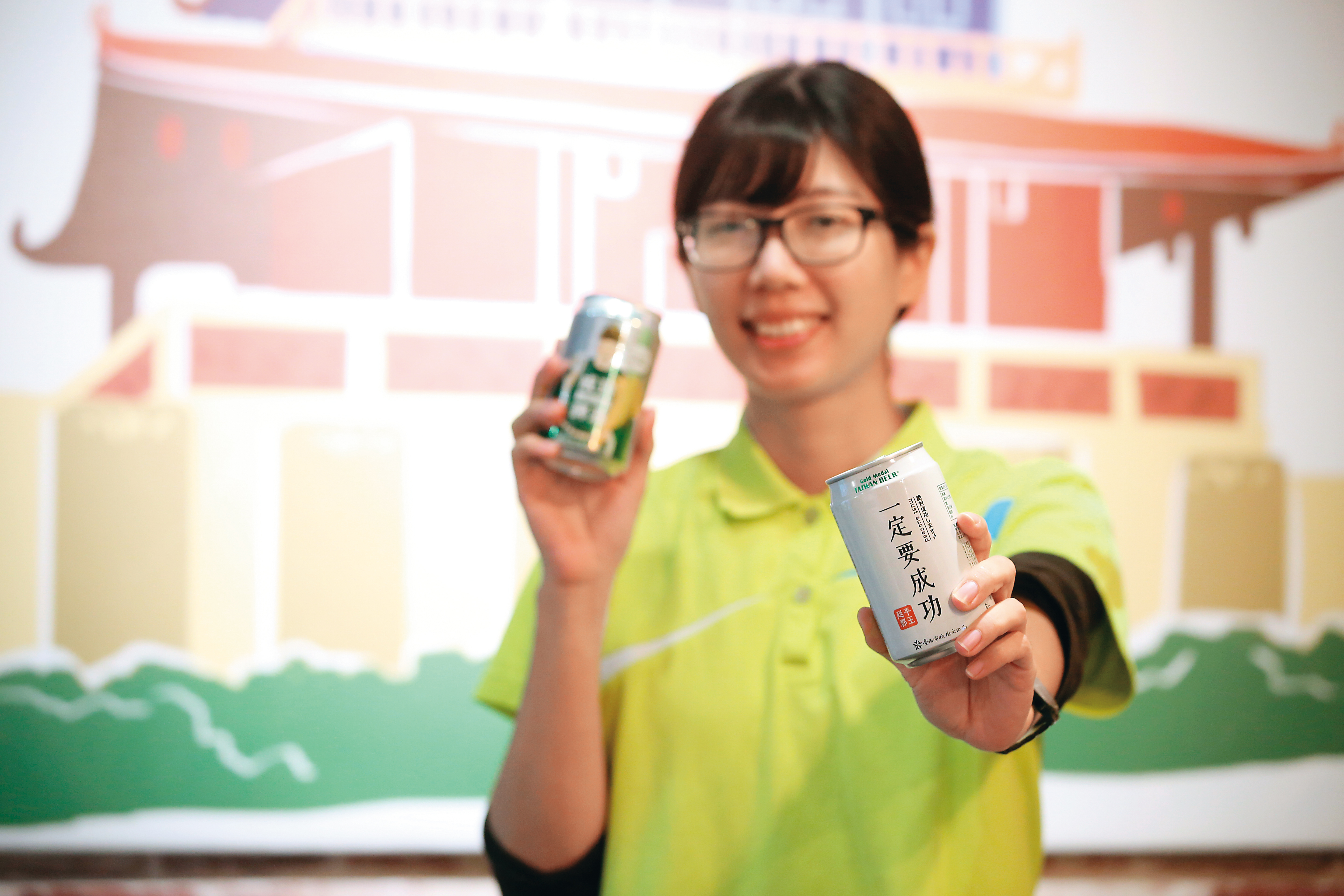 飲品包裝上「一定要成功」的口號，切合民眾想求得的祝福與庇佑。