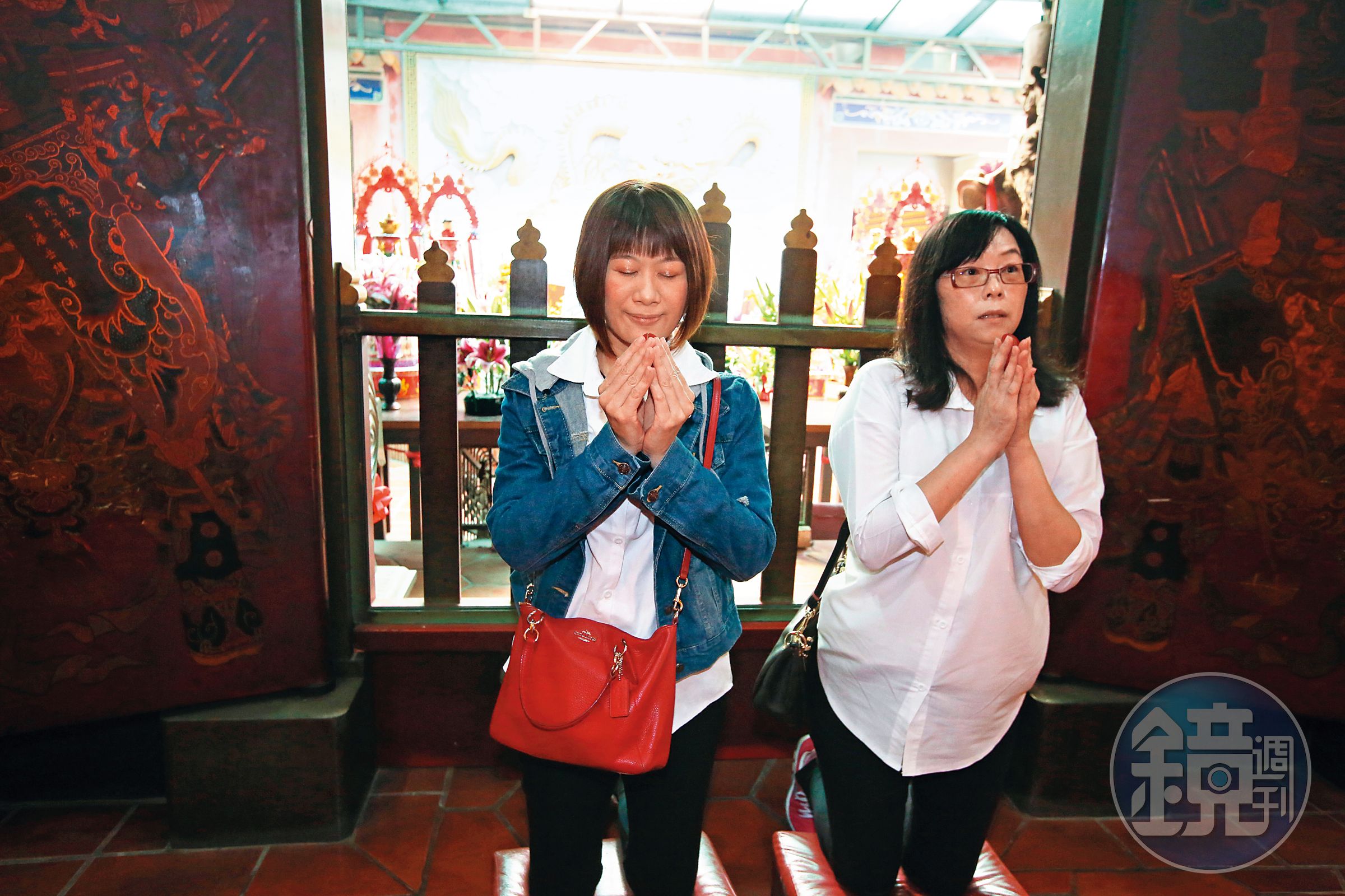 廟中求財、防小人的吉祥物，吸引許多業務人員前來。