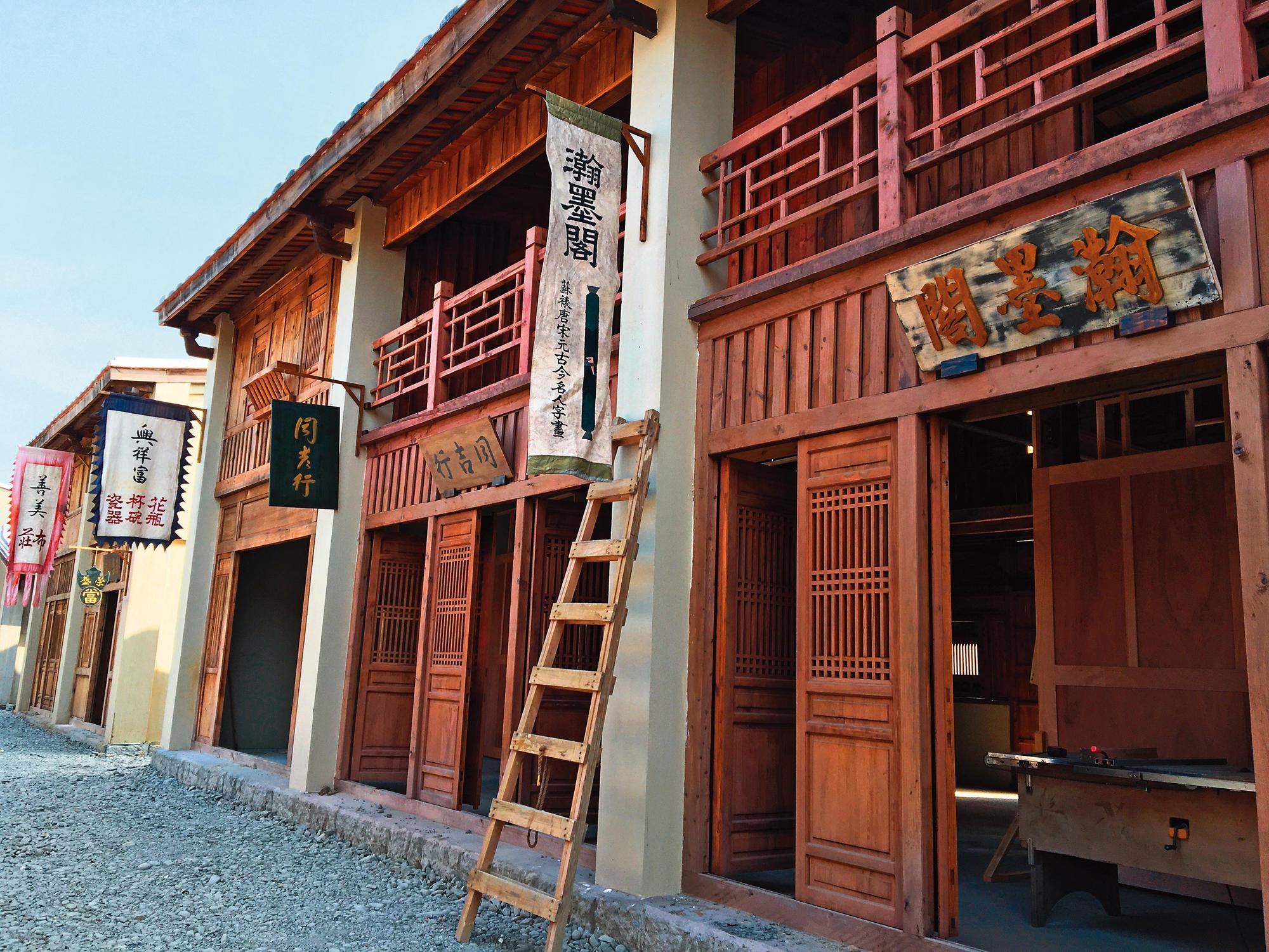 《傀儡花》搭建街景、建物都採半永久性設計和施工，拍完戲後將由市府接續管理。（臺南市政府文化局提供）