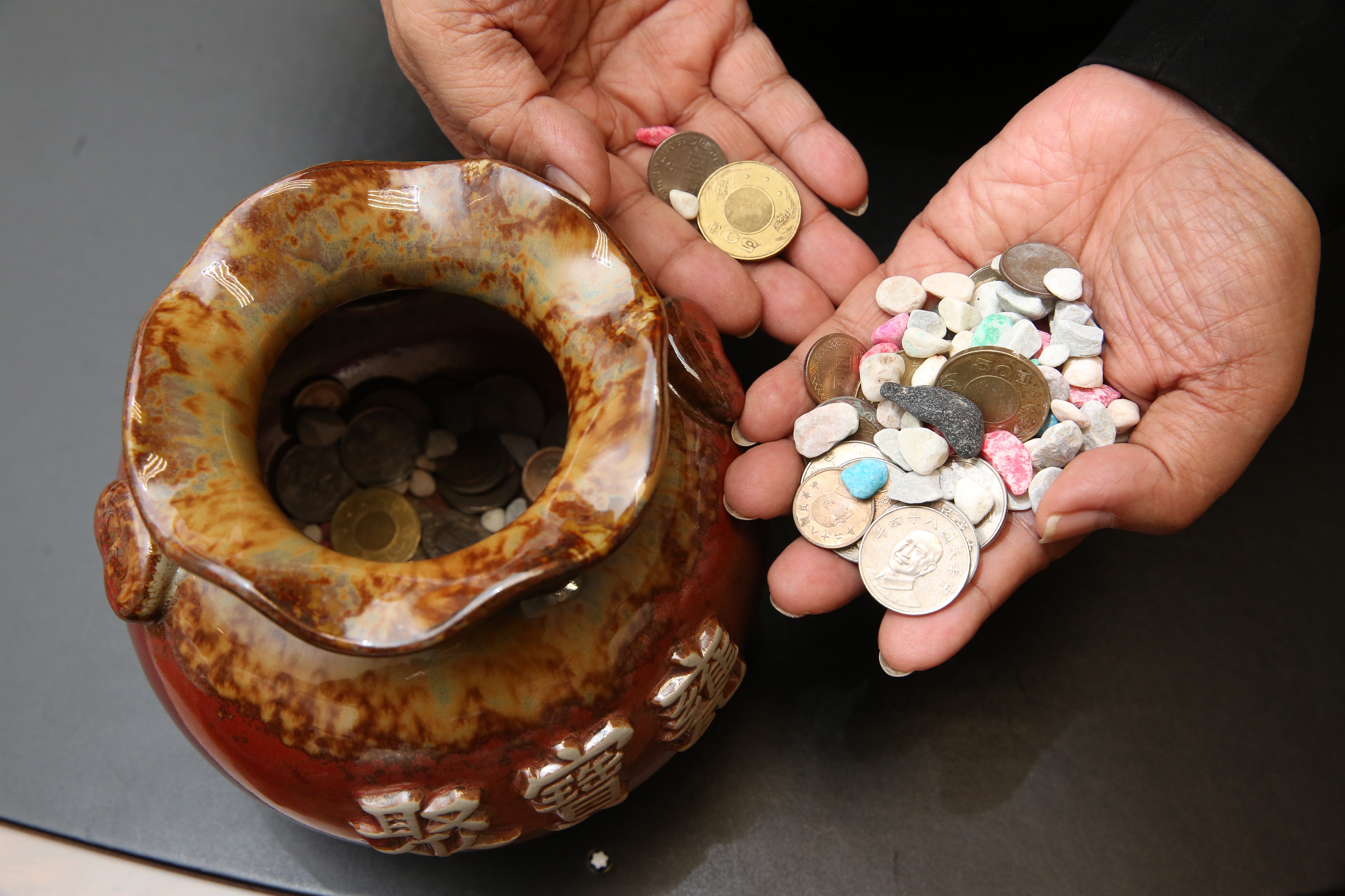 聚寶盆內要擺放最小到最大幣值的硬幣，代表大小通吃。