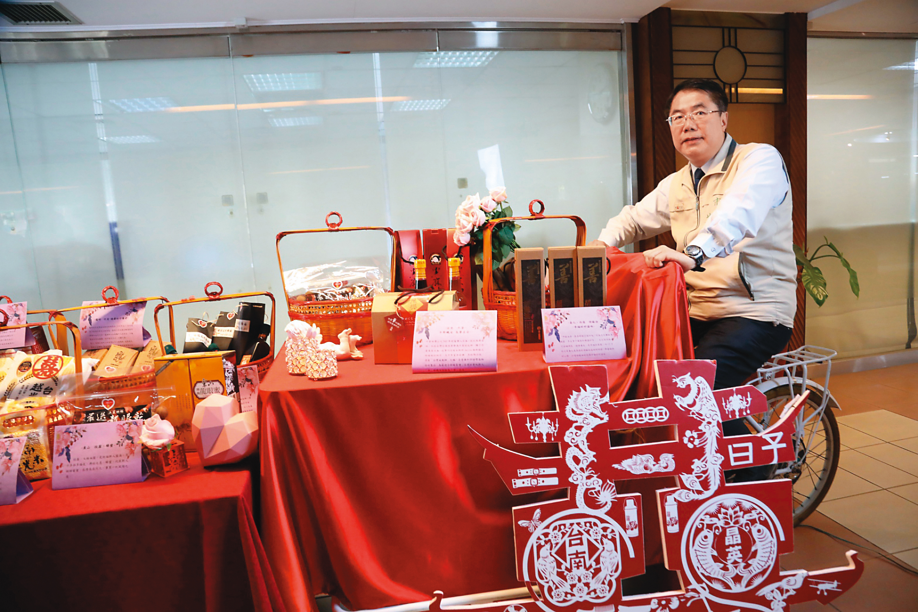 市長黃偉哲為林志玲準備「嫁妝一牛車」，滿載12件嫁女兒古禮。