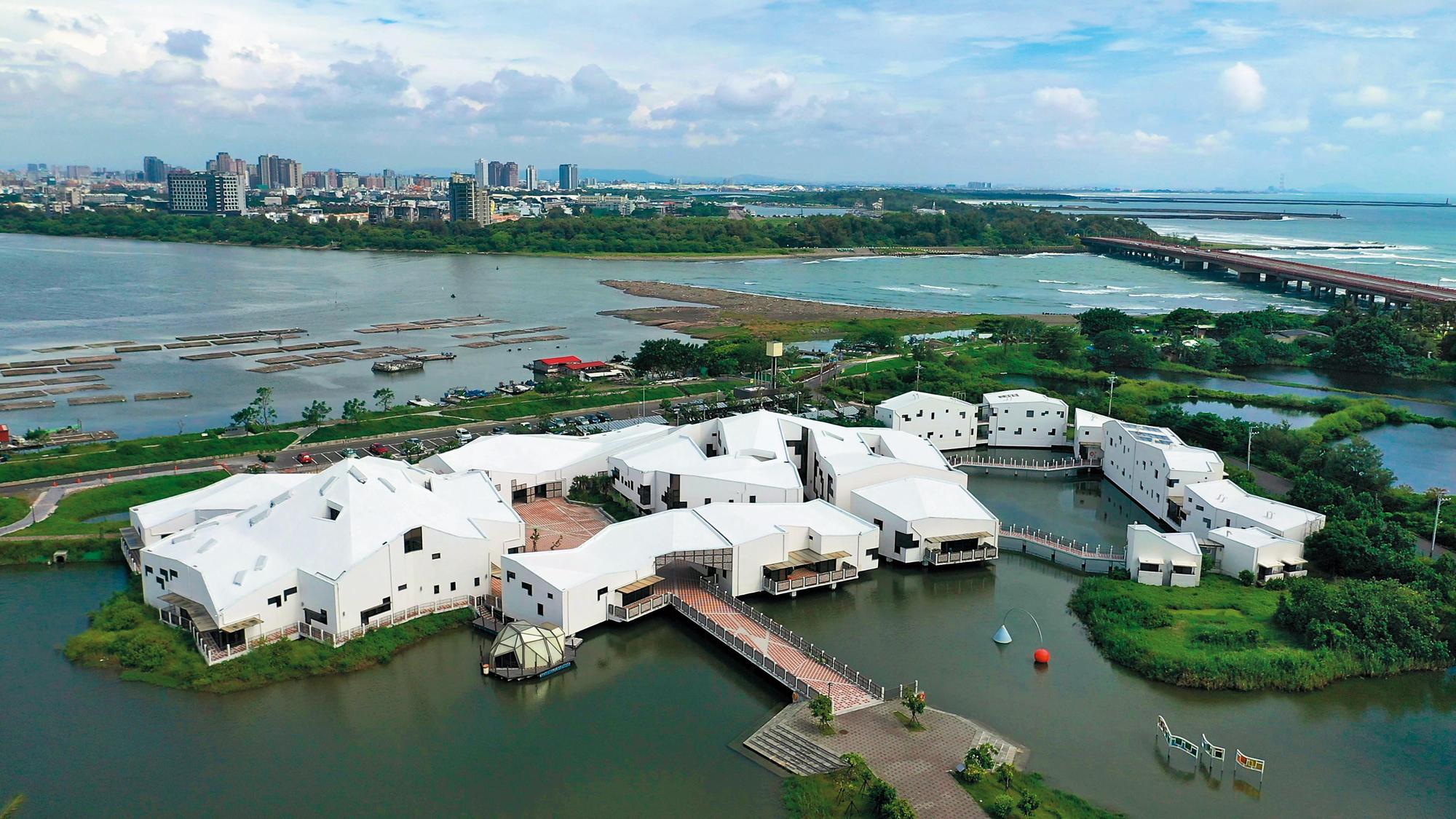 台江學園從高空俯瞰而下，像極一群白色水鳥聚集在濕地。