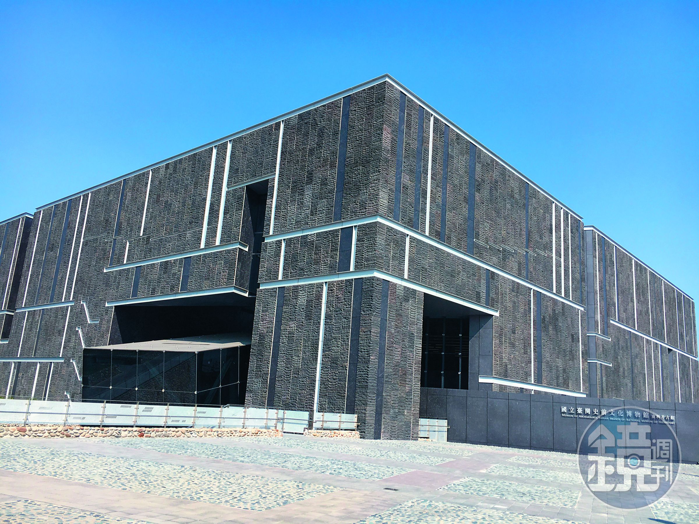 南科考古館坐落在科學園區，外觀為立方體鐵灰色建築。
