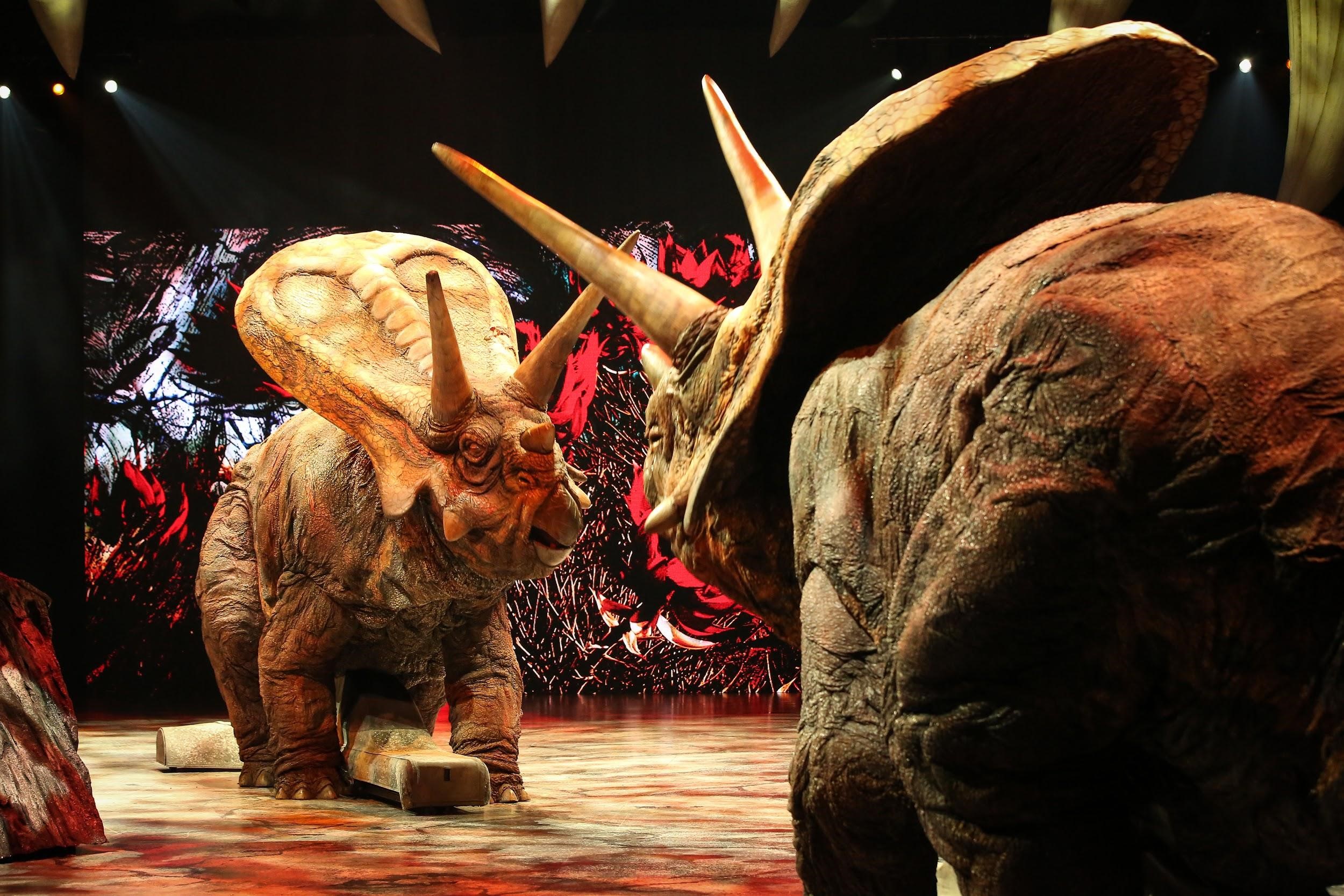 體型龐大的牛角龍是製作團隊打造出的第一隻恐龍，大型機械恐龍依賴液態油壓系統驅動。