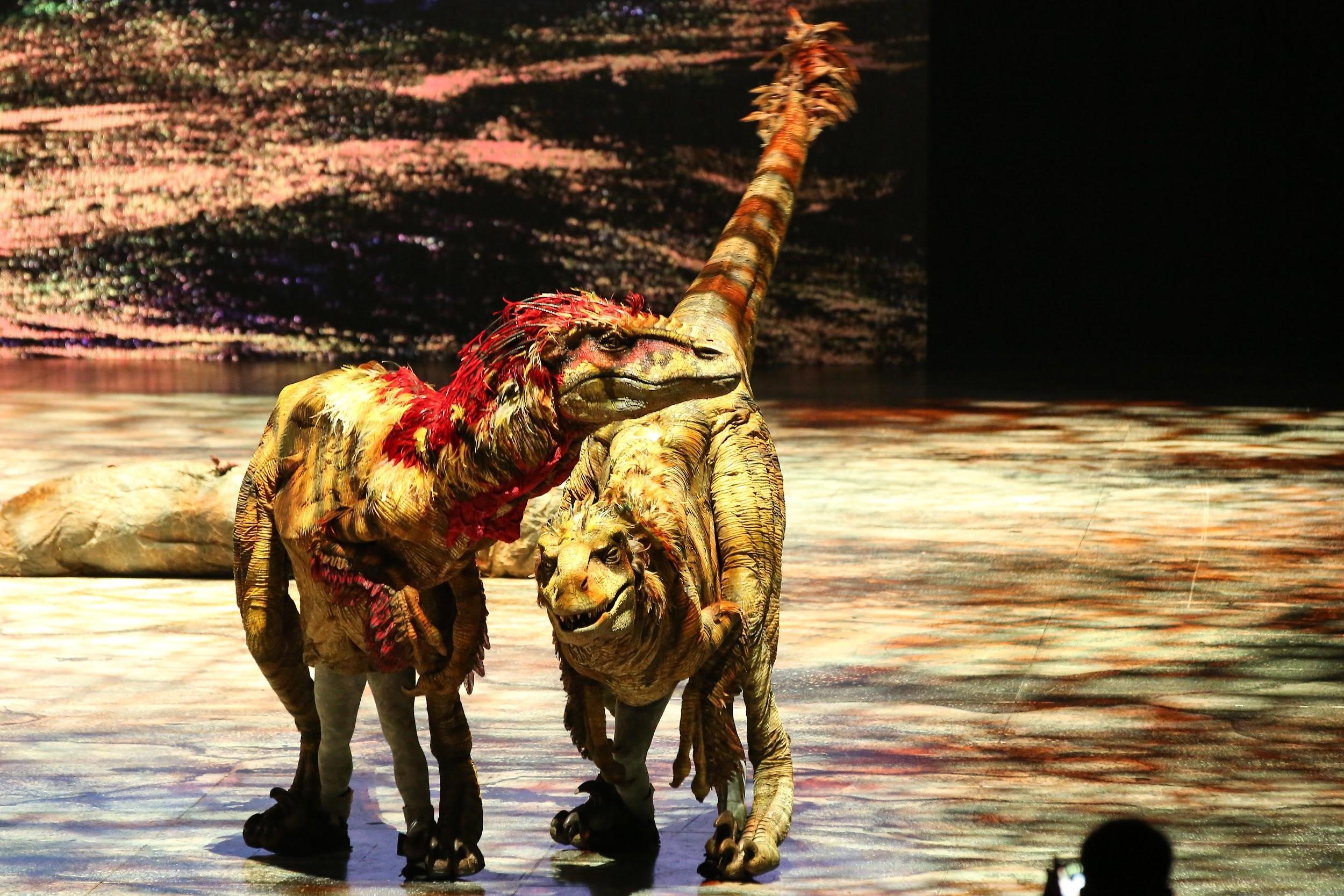 製作團隊依據考古研究資料調整恐龍外型，為猶他盜龍增添鮮豔的羽毛。