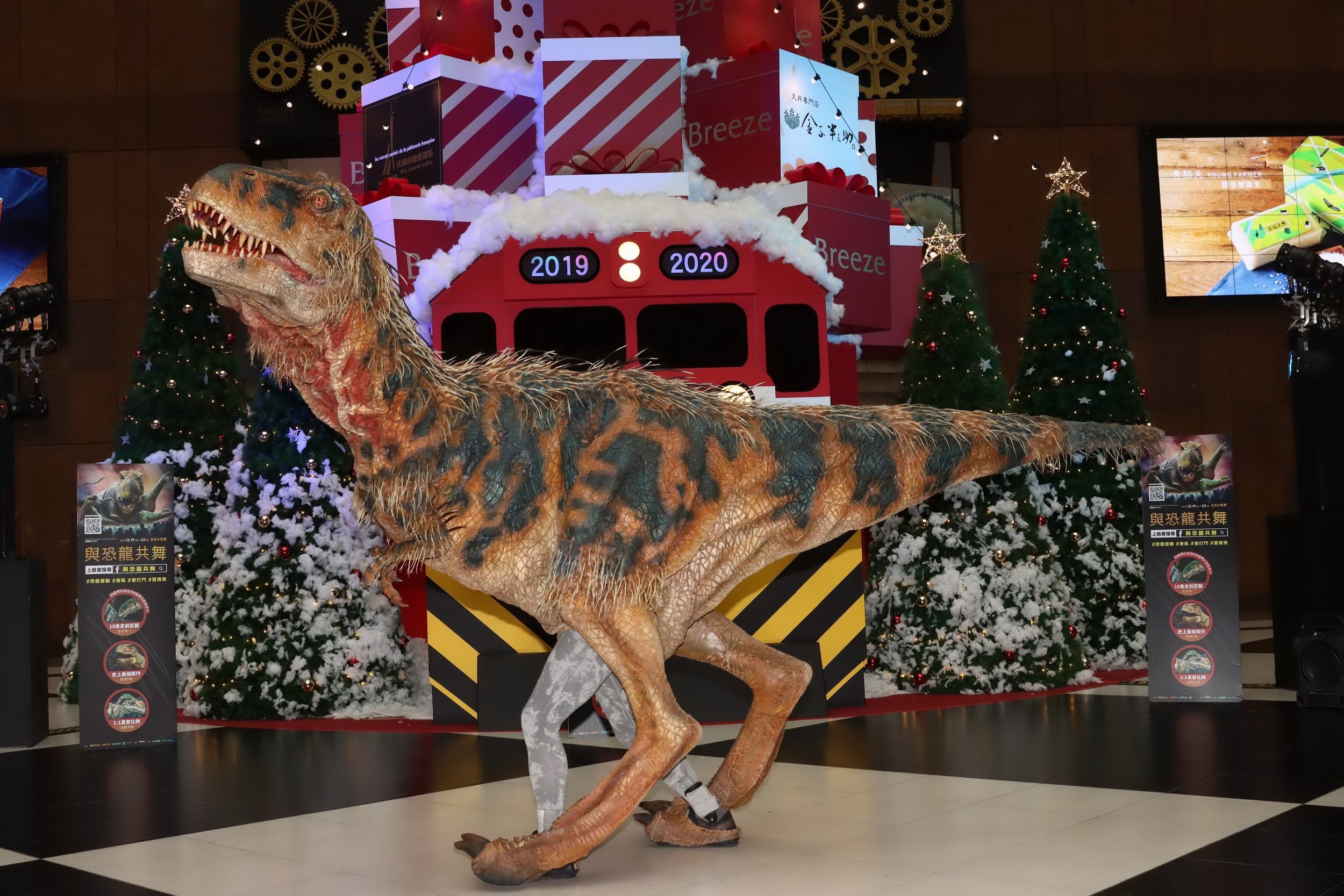 操偶師馬特奧列佛一穿上恐龍裝,從內到外徹底轉化為恐龍。(JUSTLIVE就是現場提供)