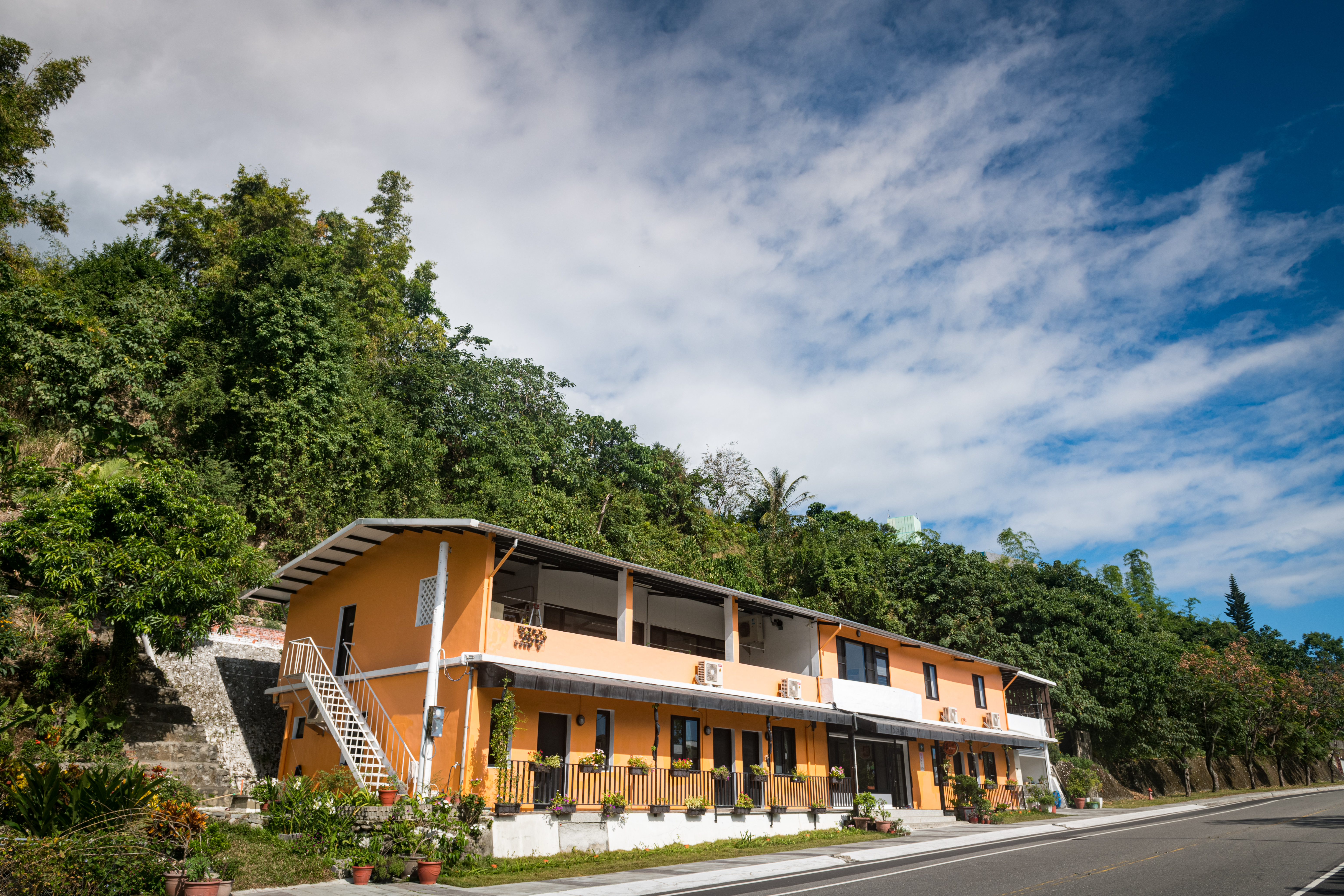 開在大路邊、交通方便的「風行館」，來往旅客都可以輕易找到。