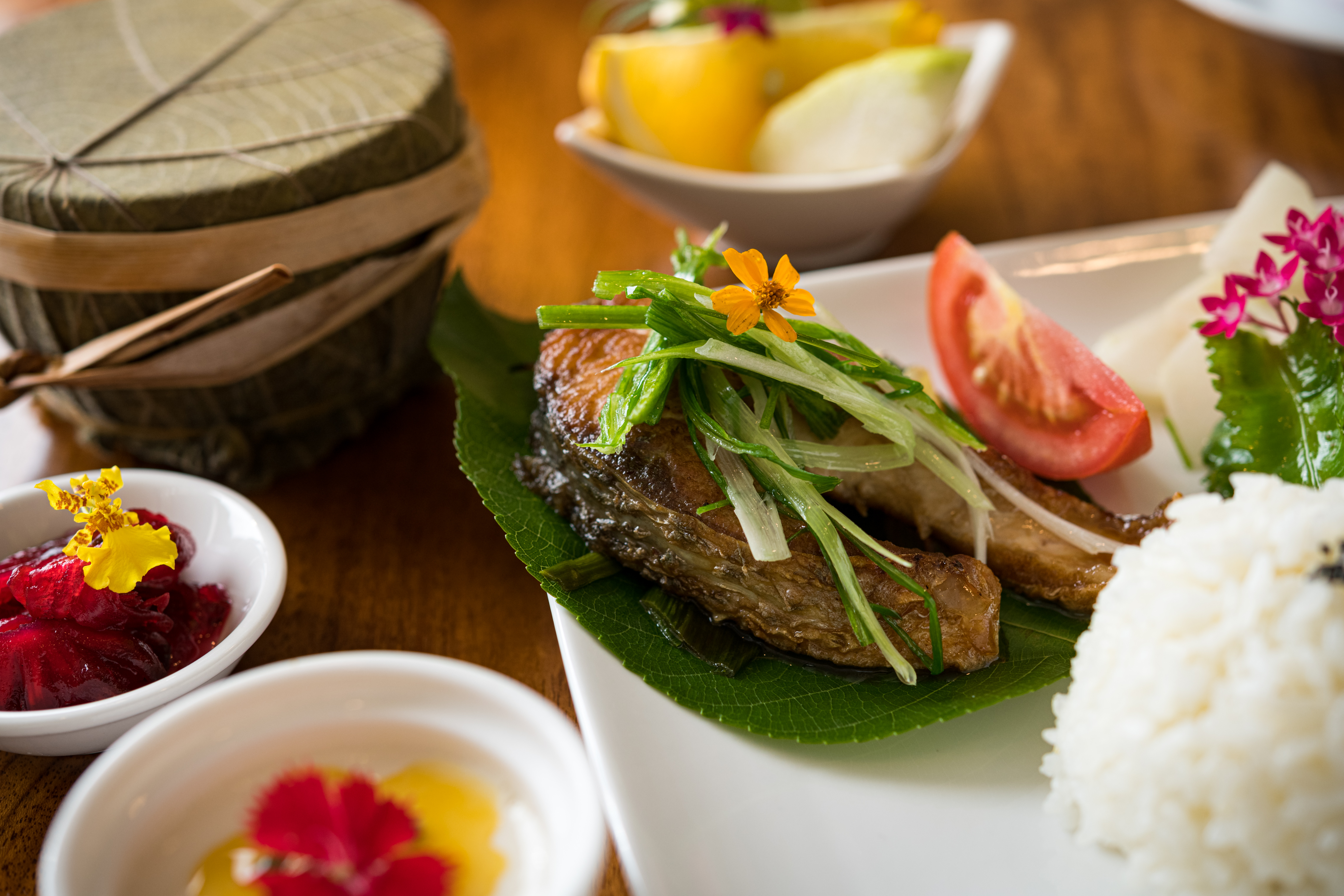 烏魚肉甘甜，佐上芳香萬壽菊小花品嘗。（晚餐套餐350元／人，須入住才可訂餐）