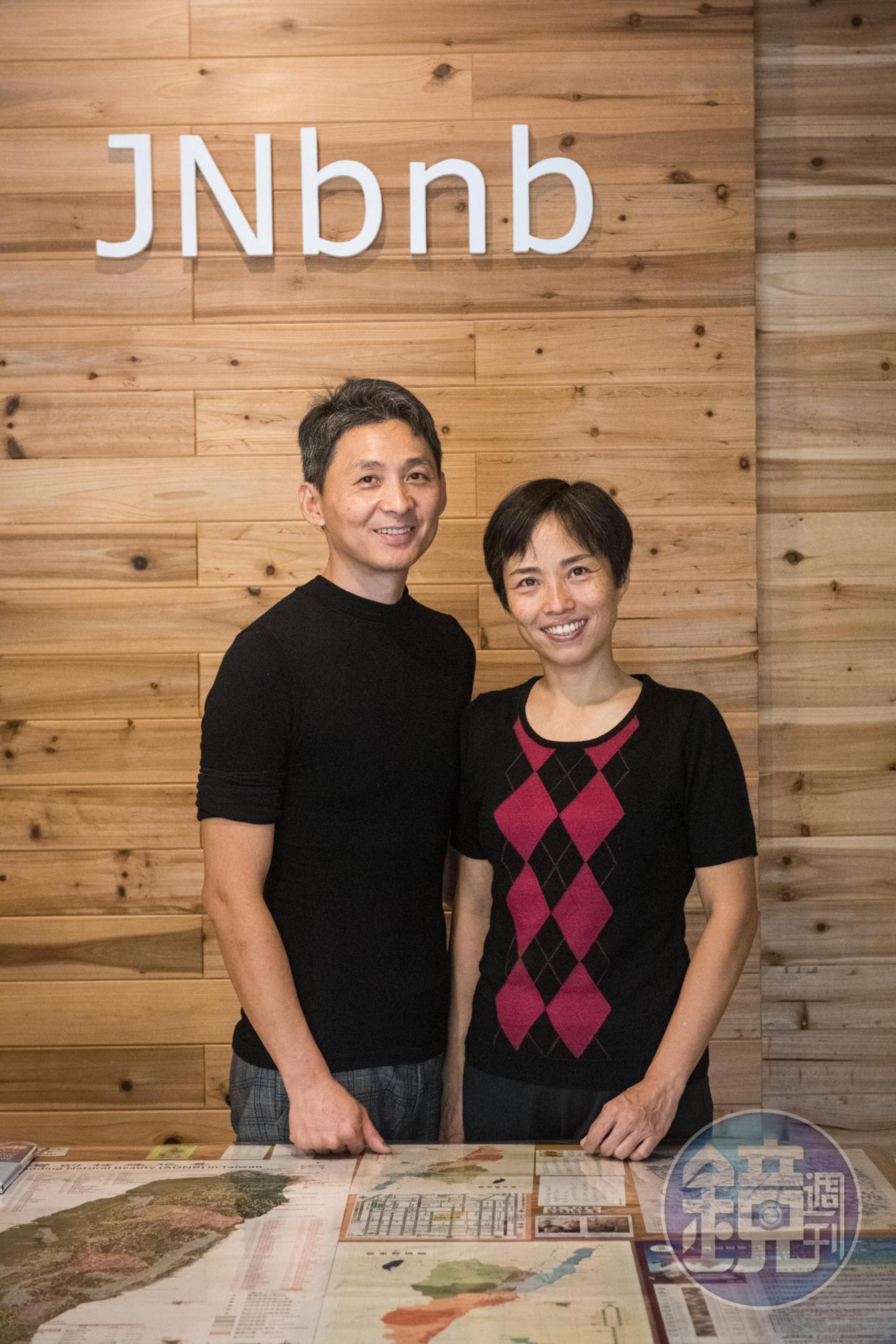 Jason（左）和Nancy（右）為了完成民宿夢，一人負責料理，一人負責打掃。