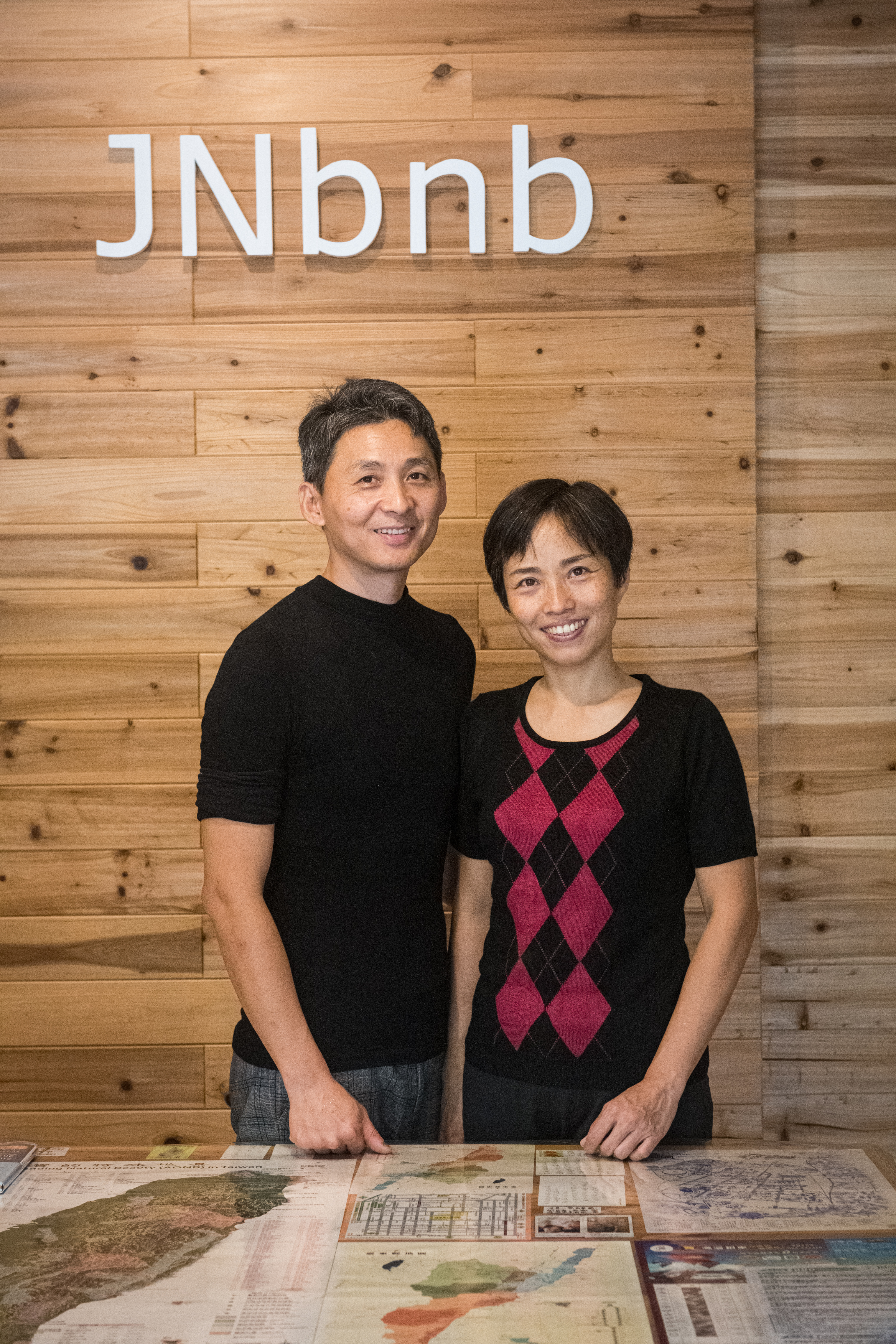 Jason（左）和Nancy（右）為了完成民宿夢，一人負責料理，一人負責打掃。