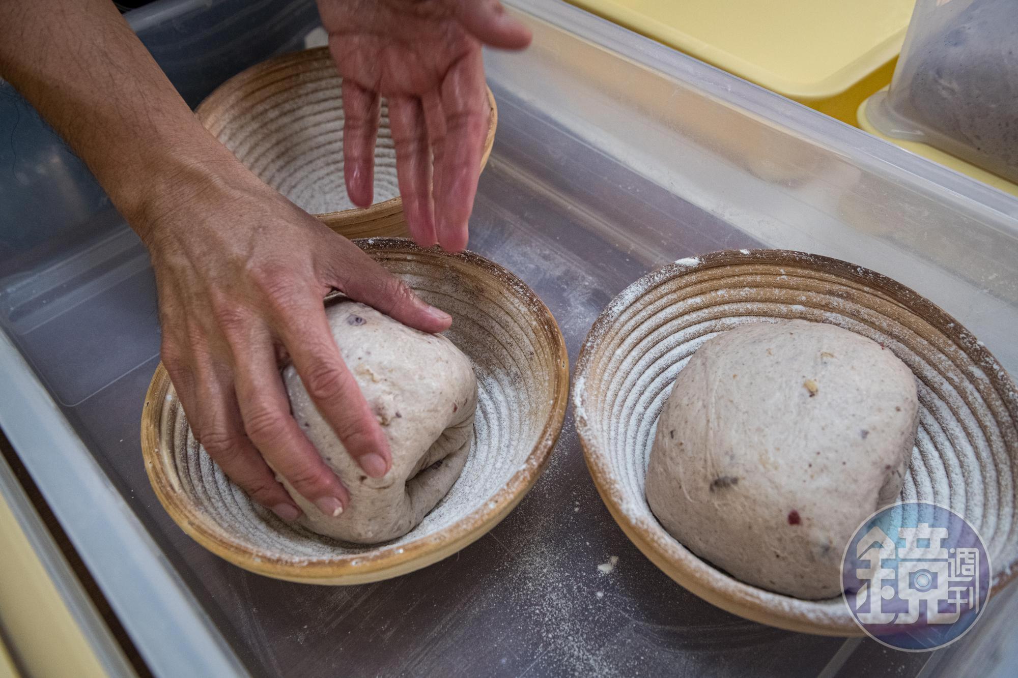 等待Neo手作歐式麵包，需要經過數小時的過程。