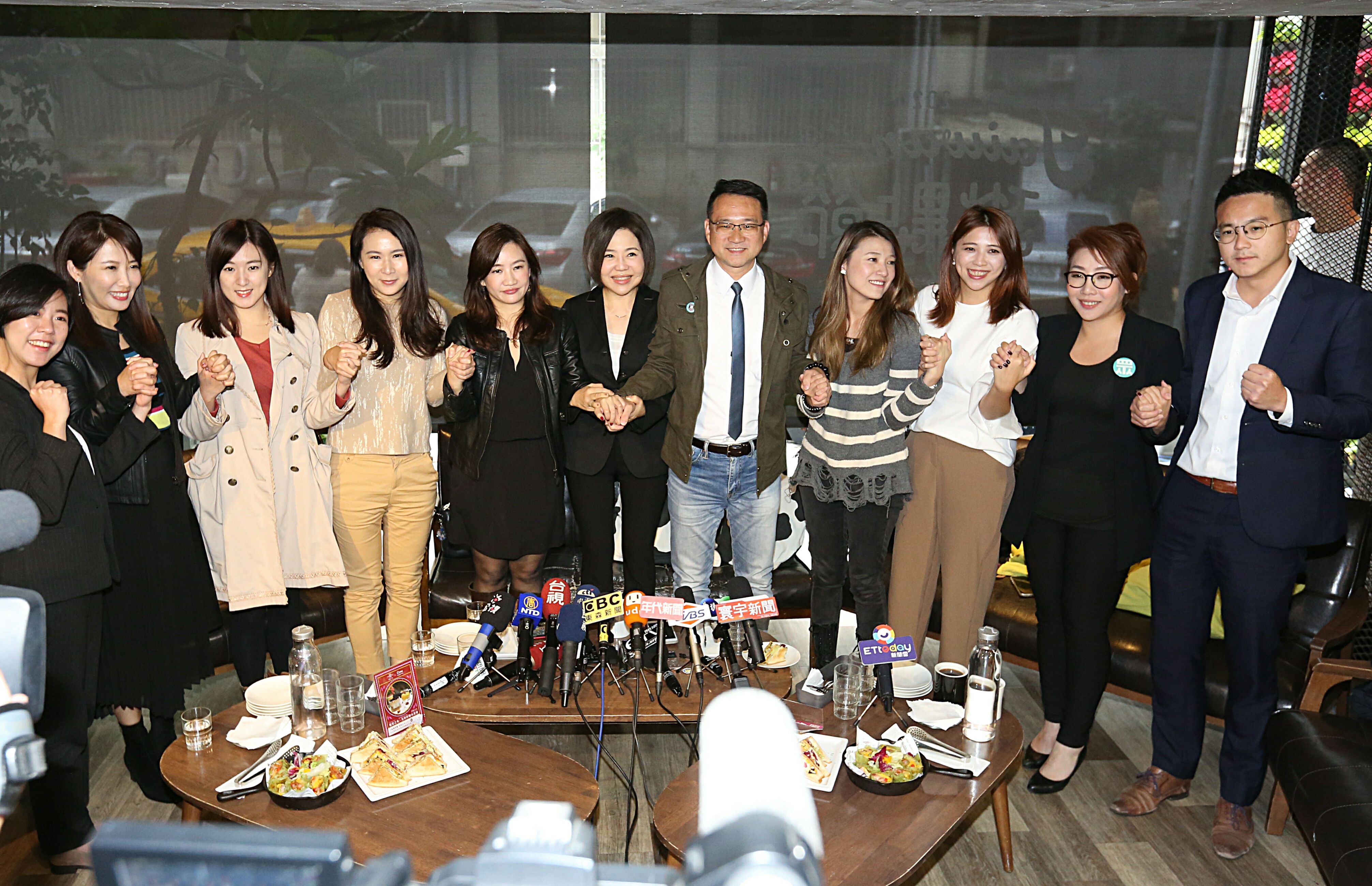 于美人邀約各陣營發言人一起坐下來喝茶，呼籲台灣社會回歸理性，好好修補人際關係。