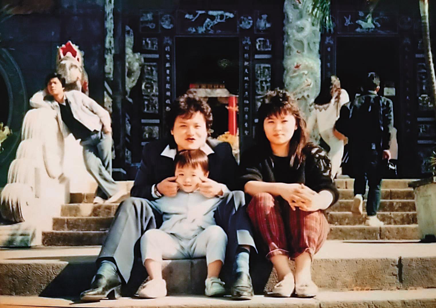 馮坤志曾因賭博輸千萬元，妻子曾淑敏（右）跟著吃了不少苦，最終離異。（馮羽汝提供）