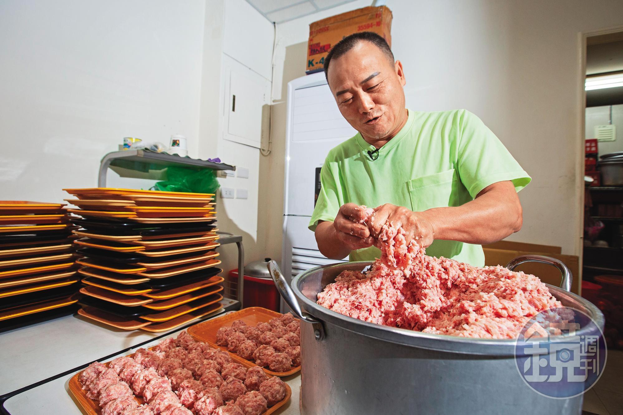 製作獅子頭相當費工，馮坤志以1秒1顆速度從虎口擠出肉丸，再搓圓塑形。