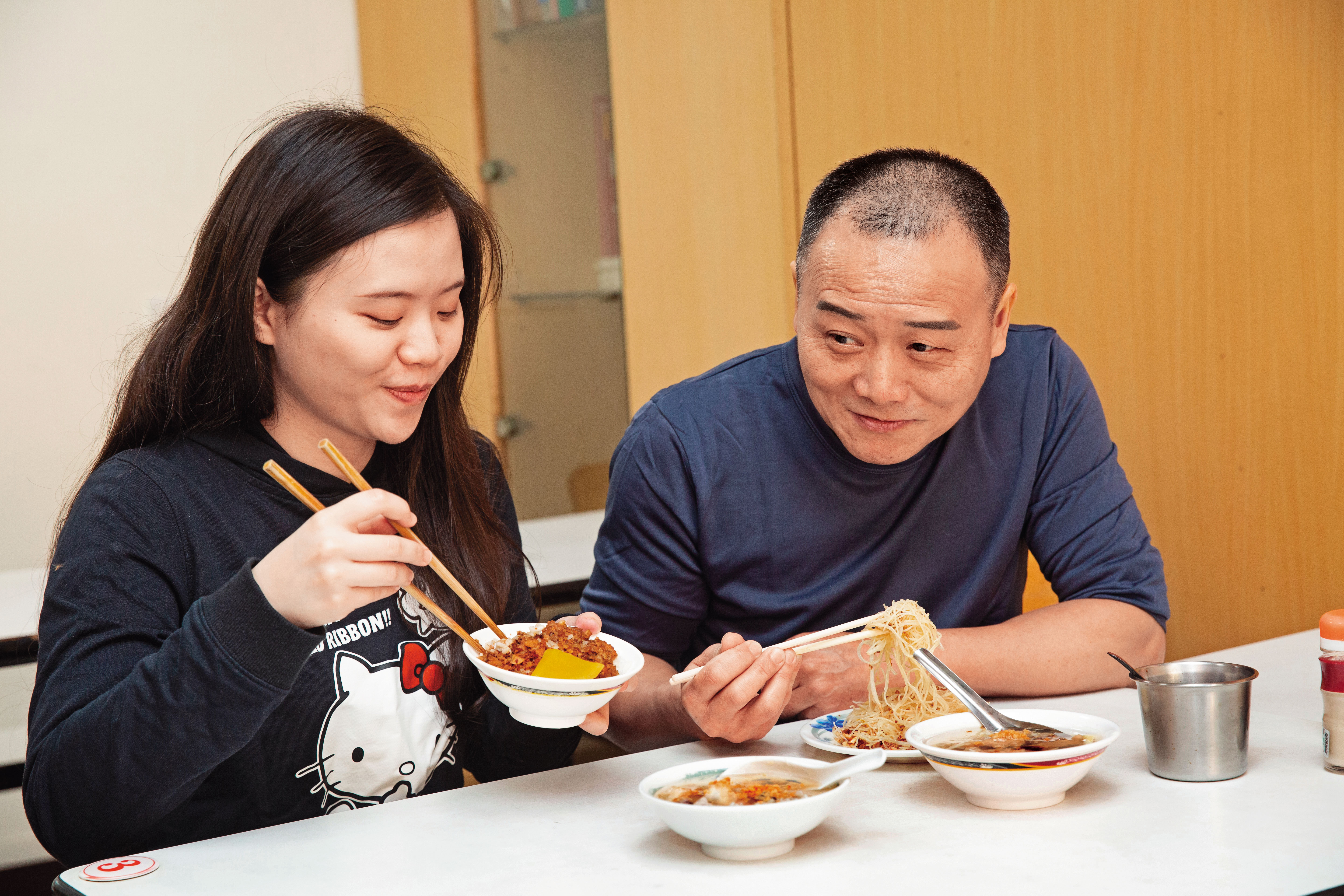 女兒馮羽汝（左）的鼓勵陪伴，讓馮坤志（右）重新振作，不再借酒澆愁。