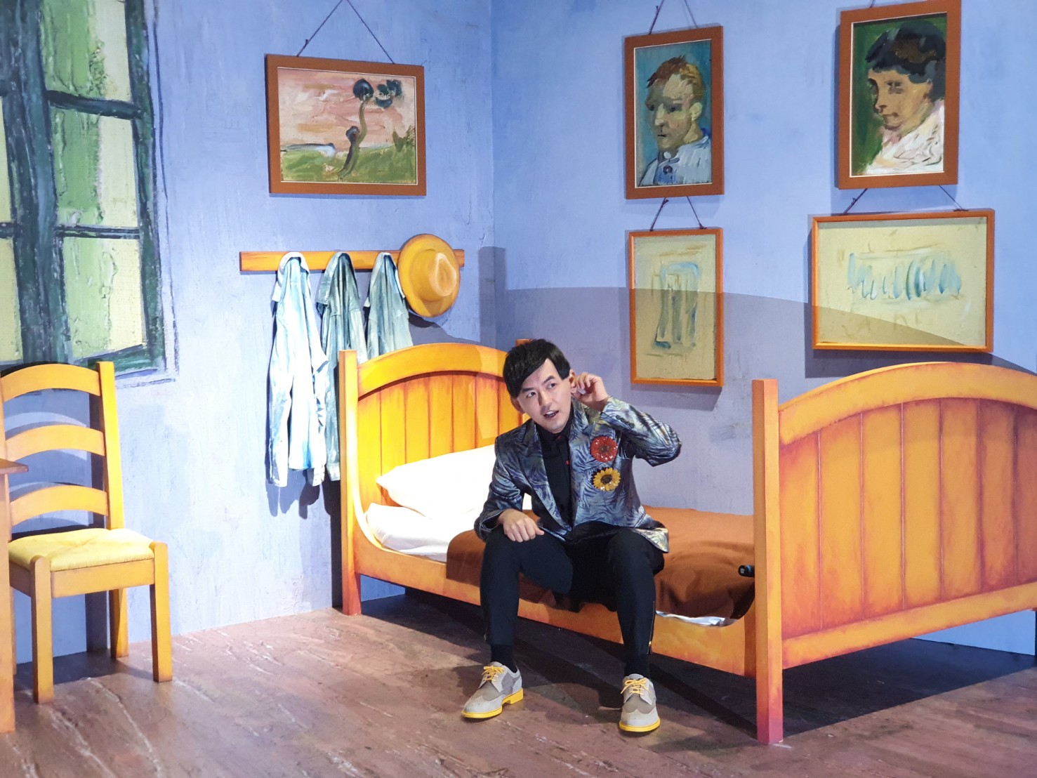 黃子佼為《再見梵谷－光影體驗展》出席活動，拉著左耳說自己怕痛。